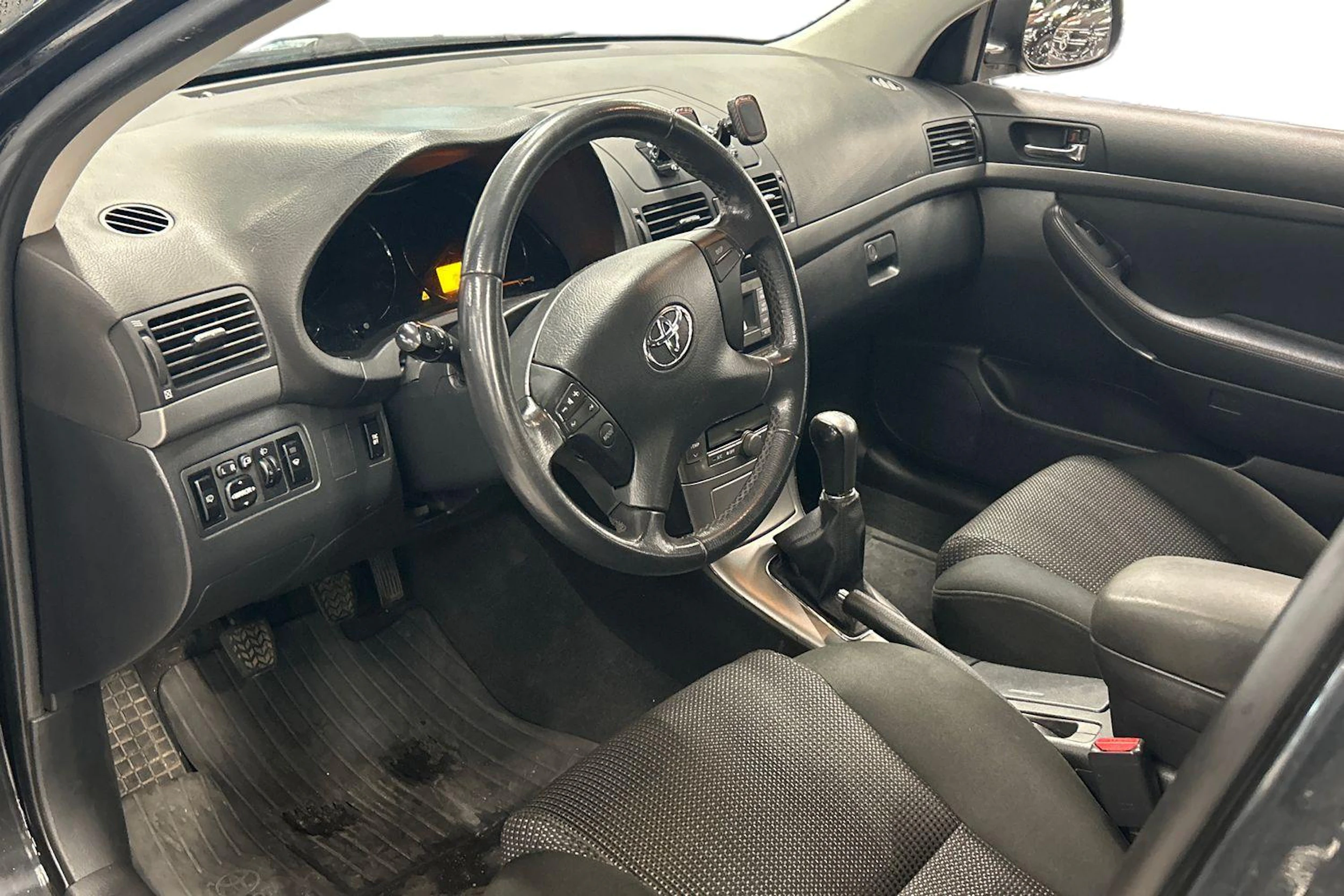 musta Toyota Avensis 2007 kuva 3.