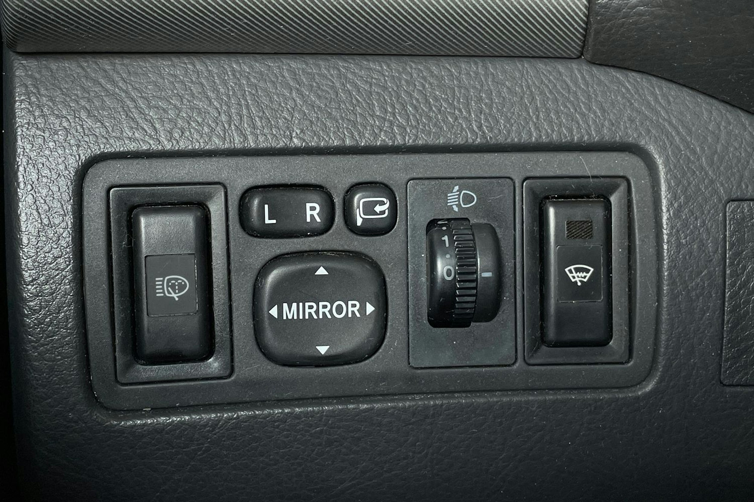 musta Toyota Avensis 2007 kuva 19.