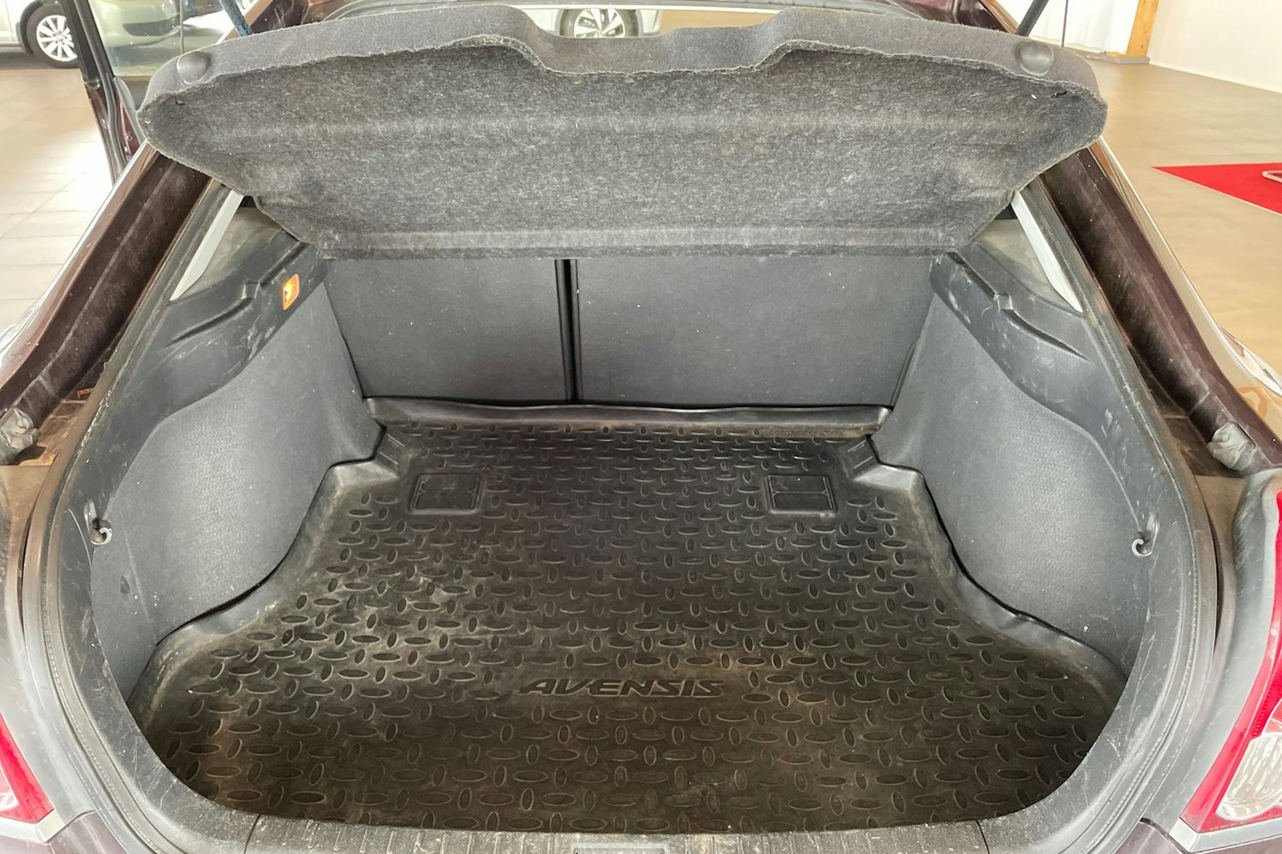 punainen Toyota Avensis 2008 kuva 15.