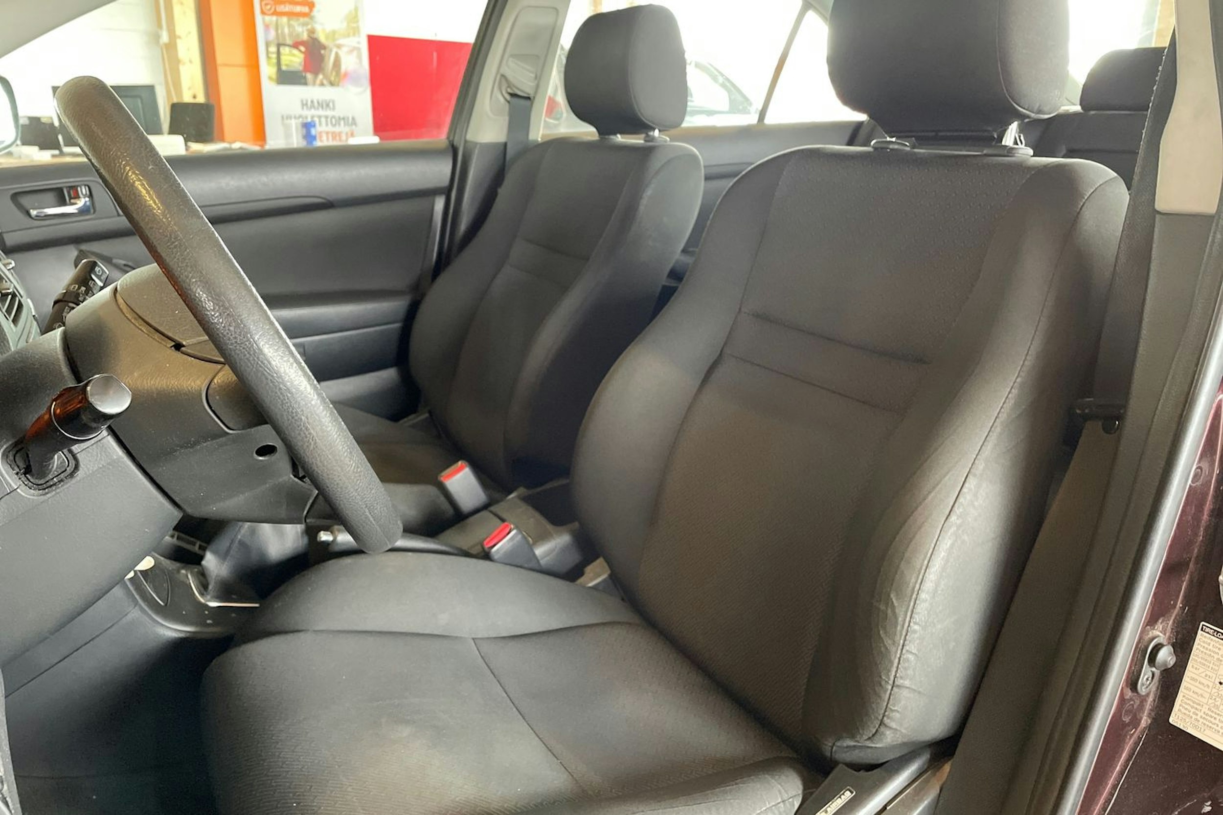 punainen Toyota Avensis 2008 kuva 19.