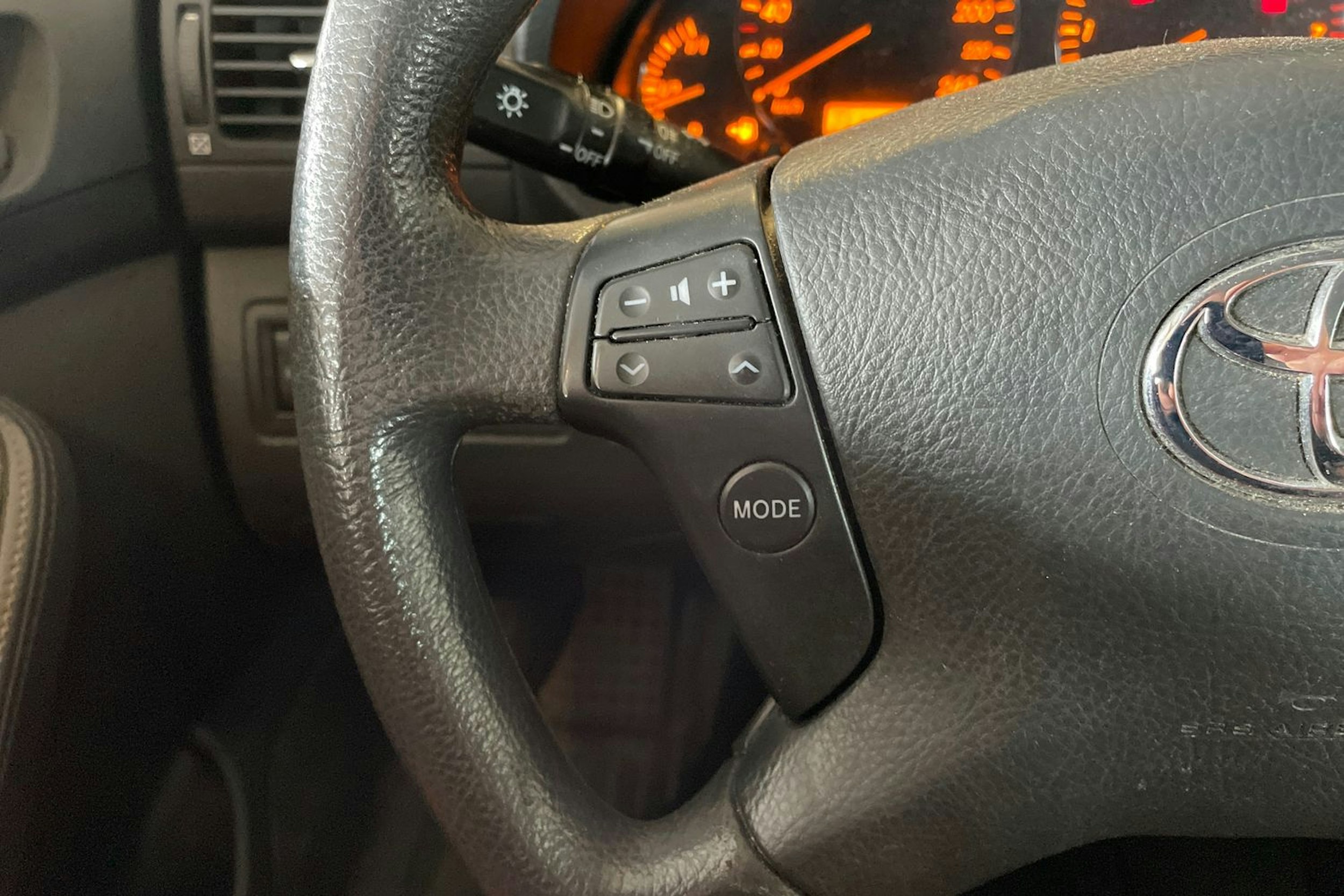 punainen Toyota Avensis 2008 kuva 21.