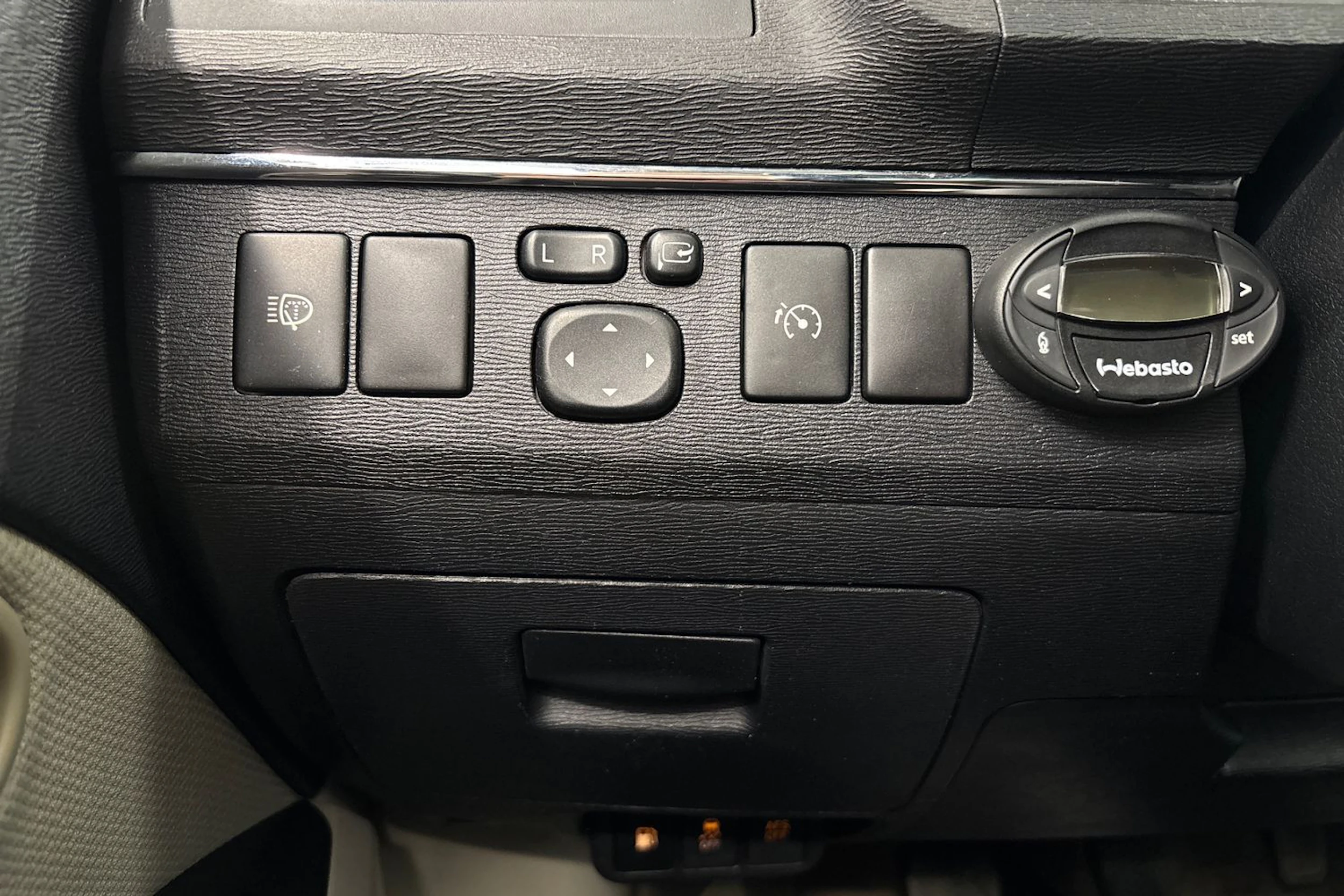 punainen Toyota Avensis 2009 kuva 11.