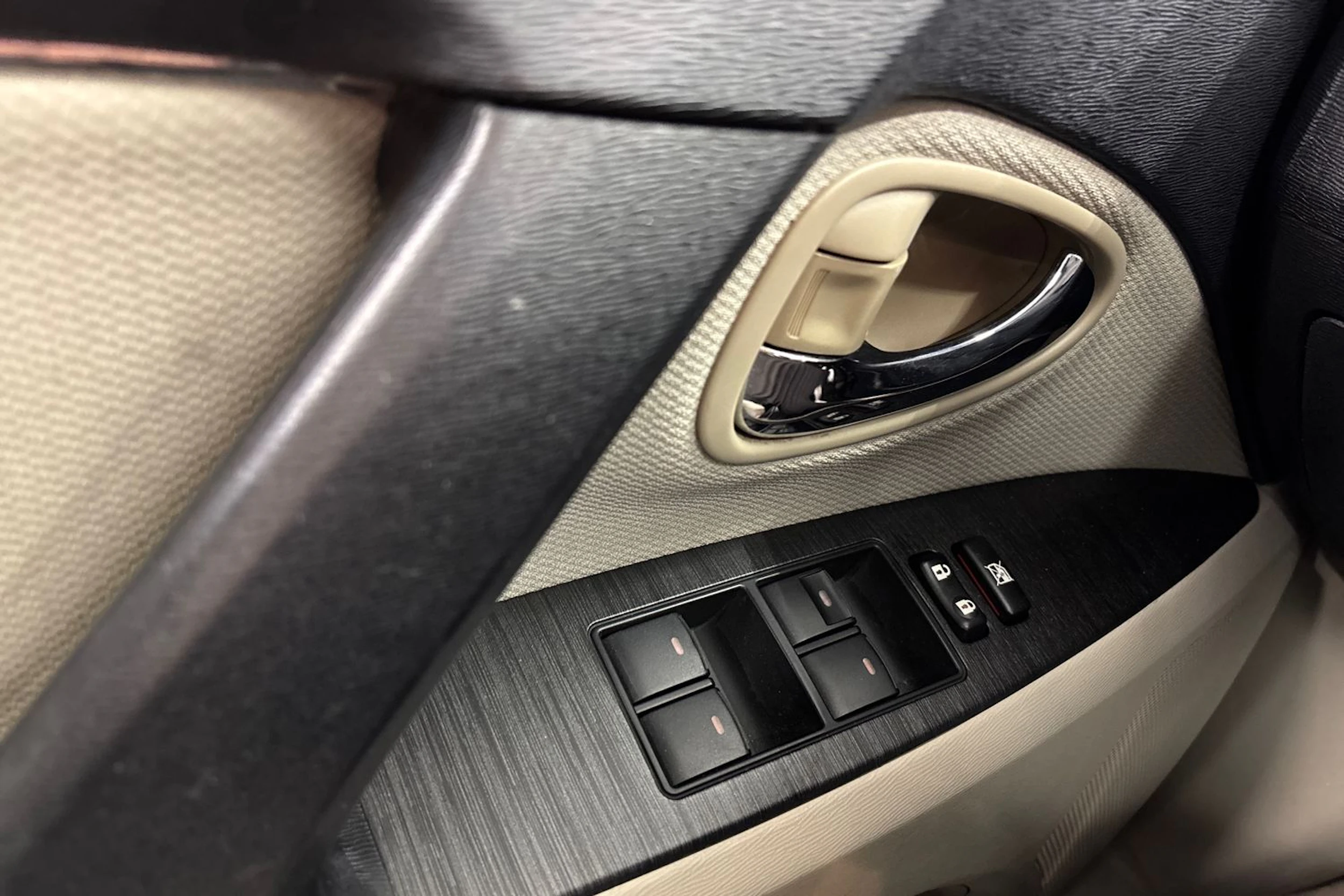 punainen Toyota Avensis 2009 kuva 12.