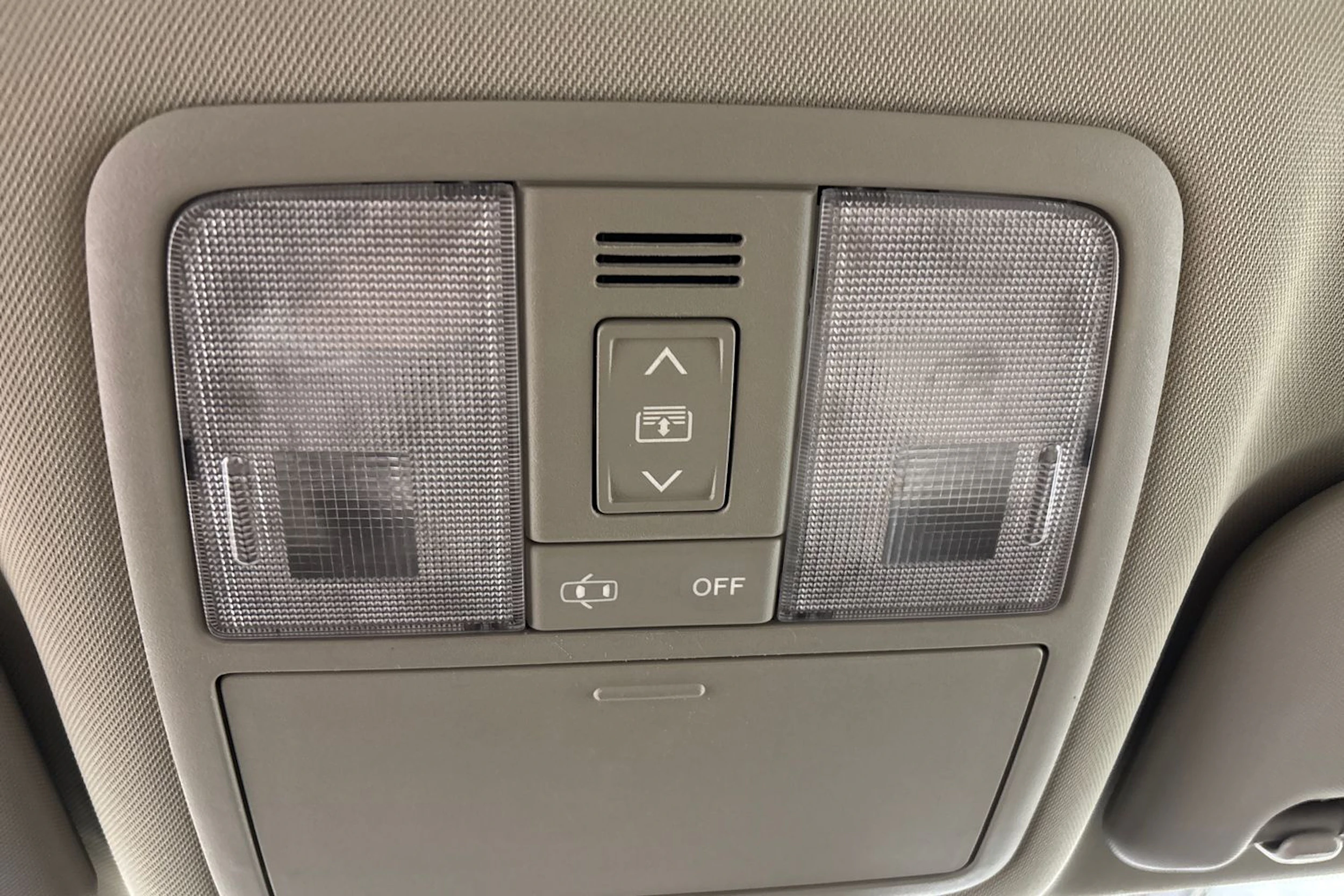 punainen Toyota Avensis 2009 kuva 17.