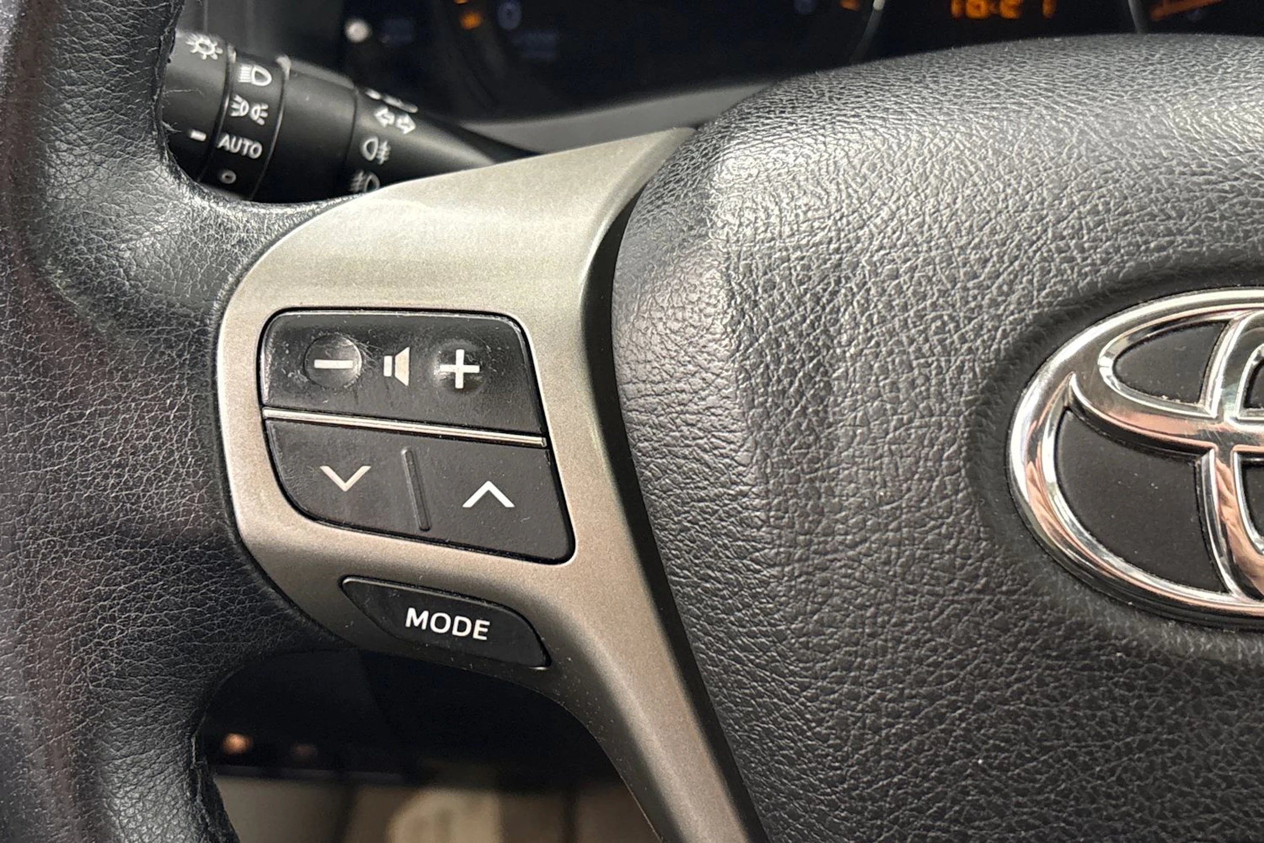 punainen Toyota Avensis 2009 kuva 19.