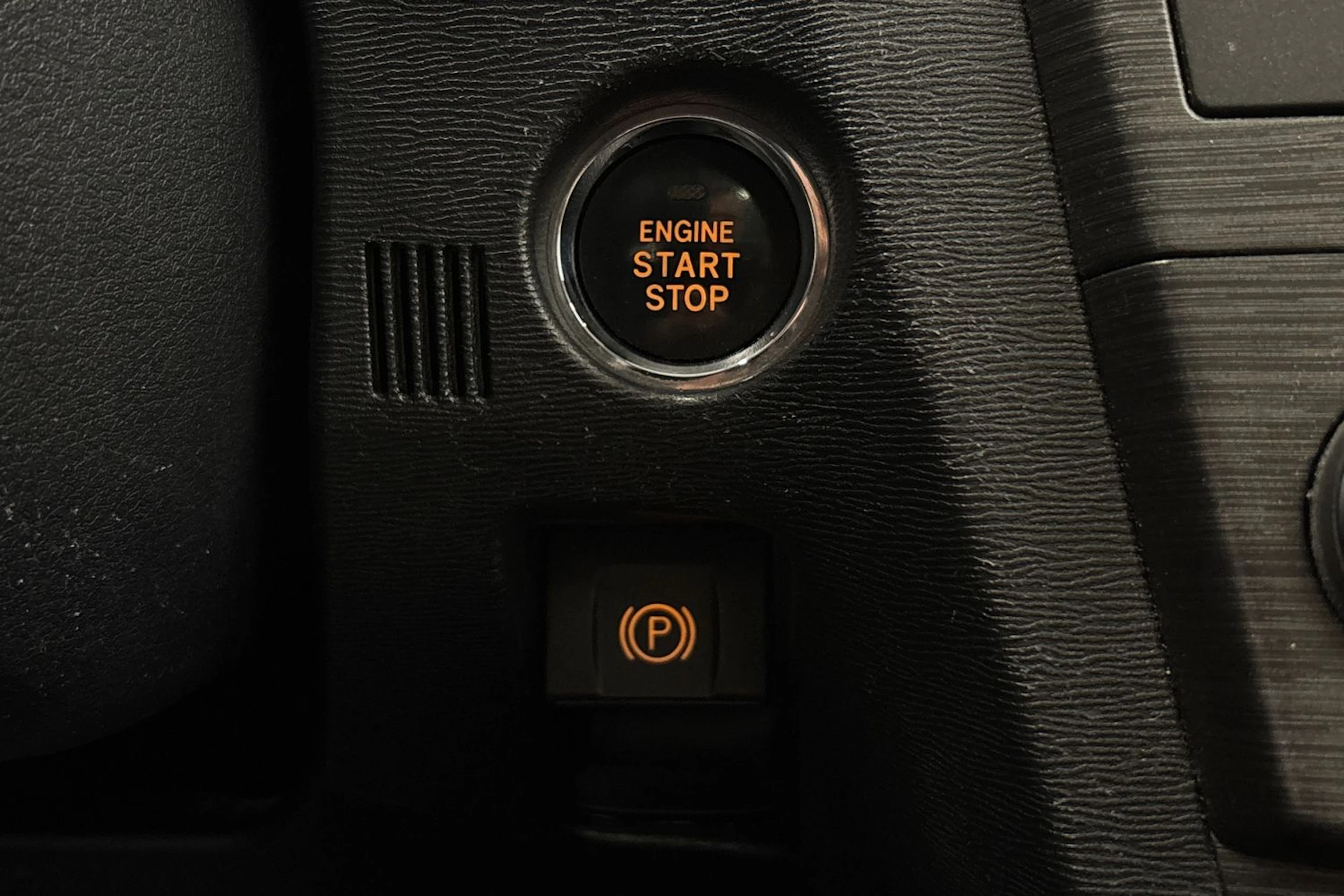 punainen Toyota Avensis 2009 kuva 22.