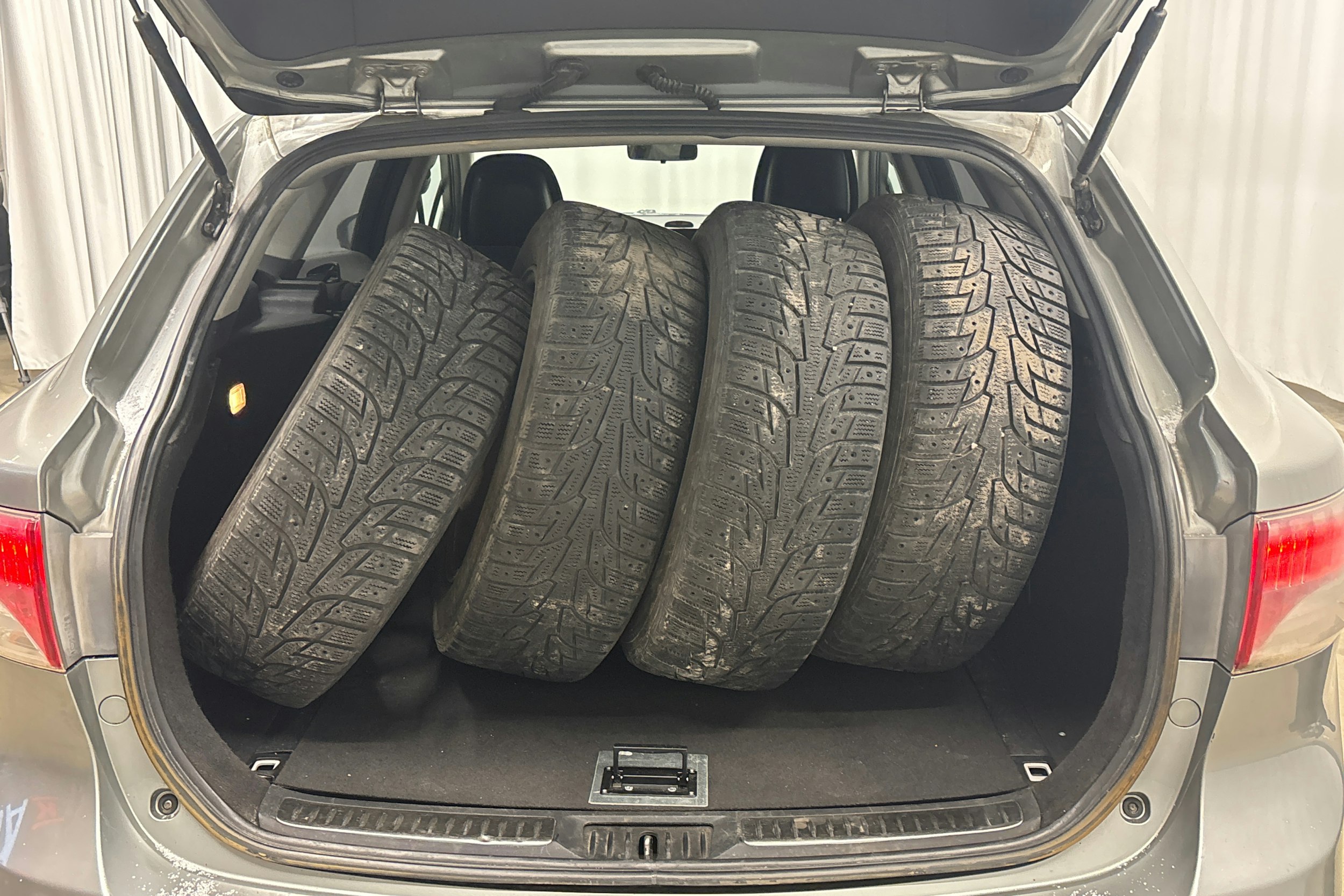 harmaa Toyota Avensis 2009 kuva 14.