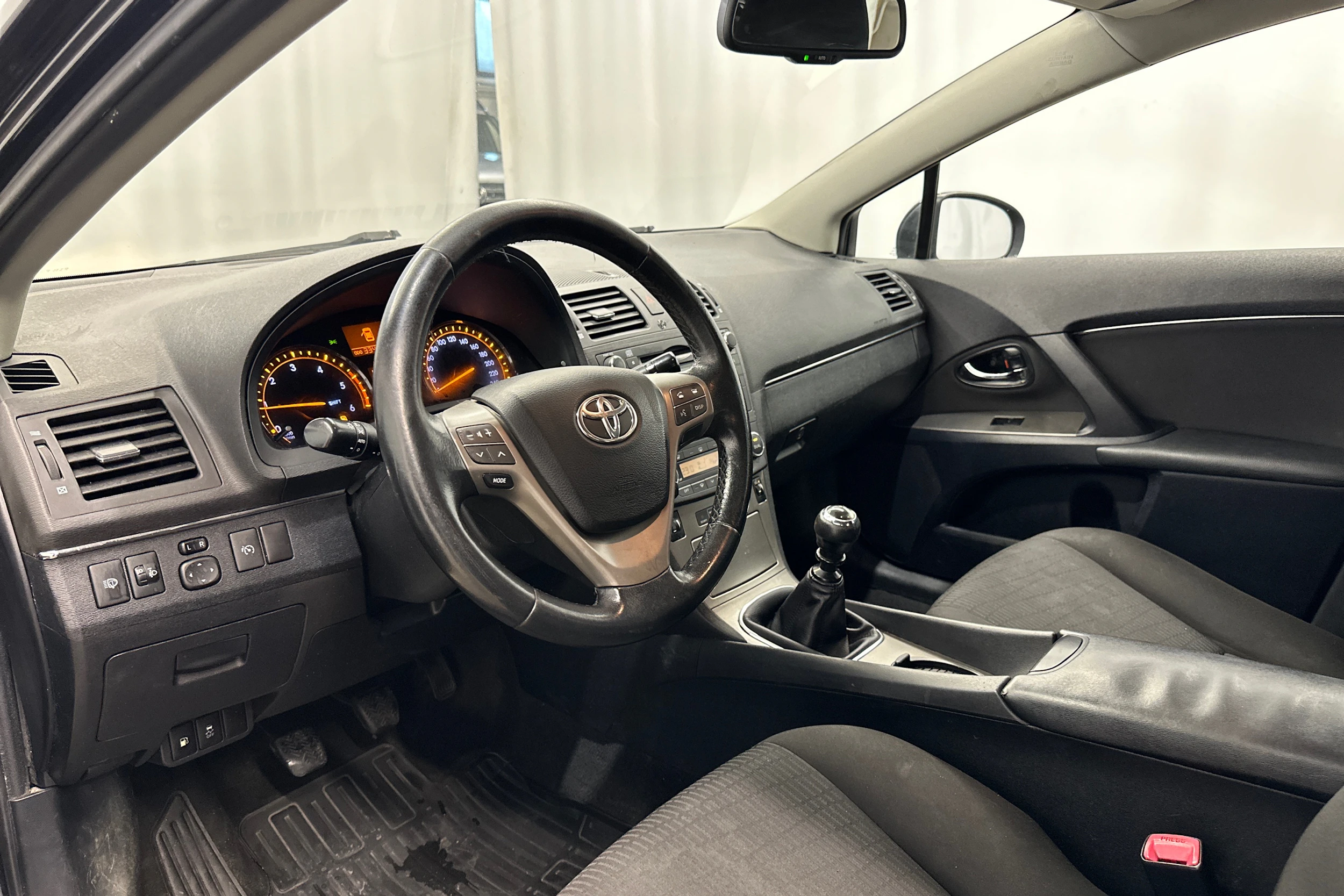 musta Toyota Avensis 2009 kuva 10.