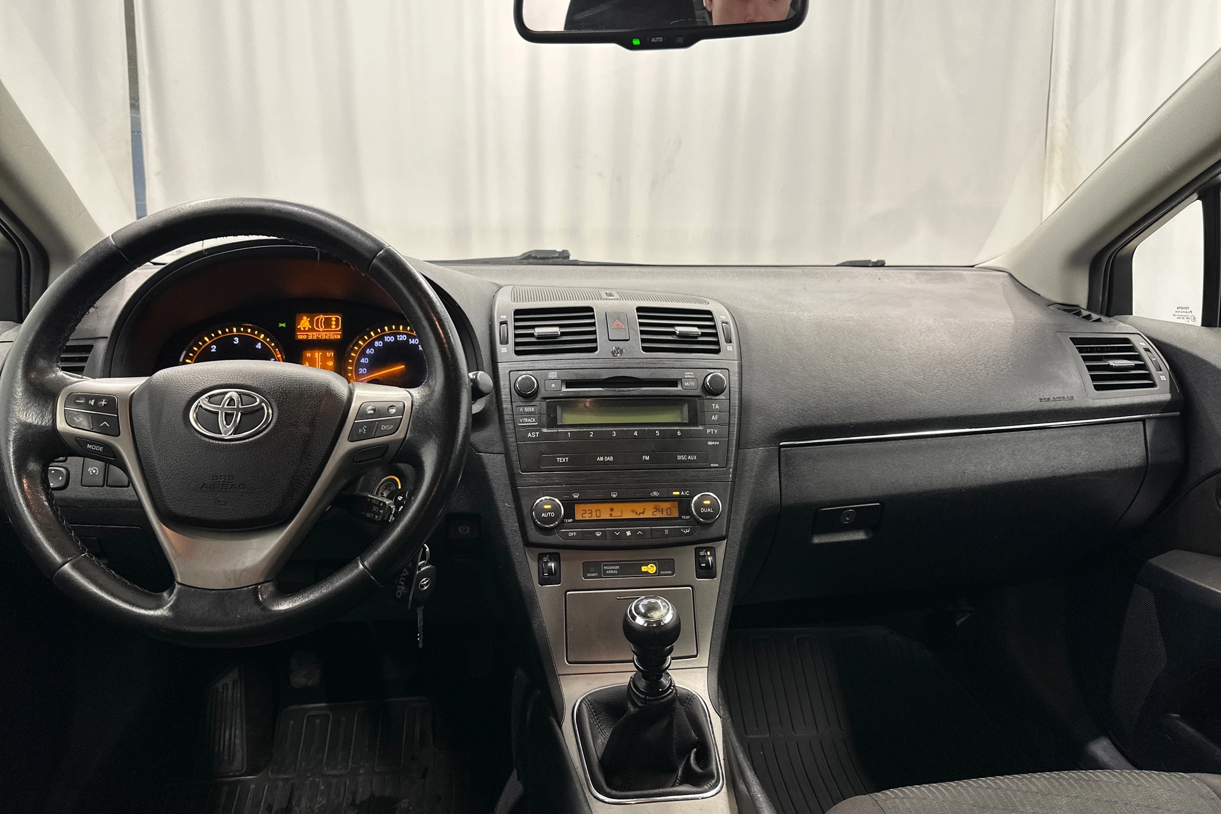 musta Toyota Avensis 2009 kuva 11.