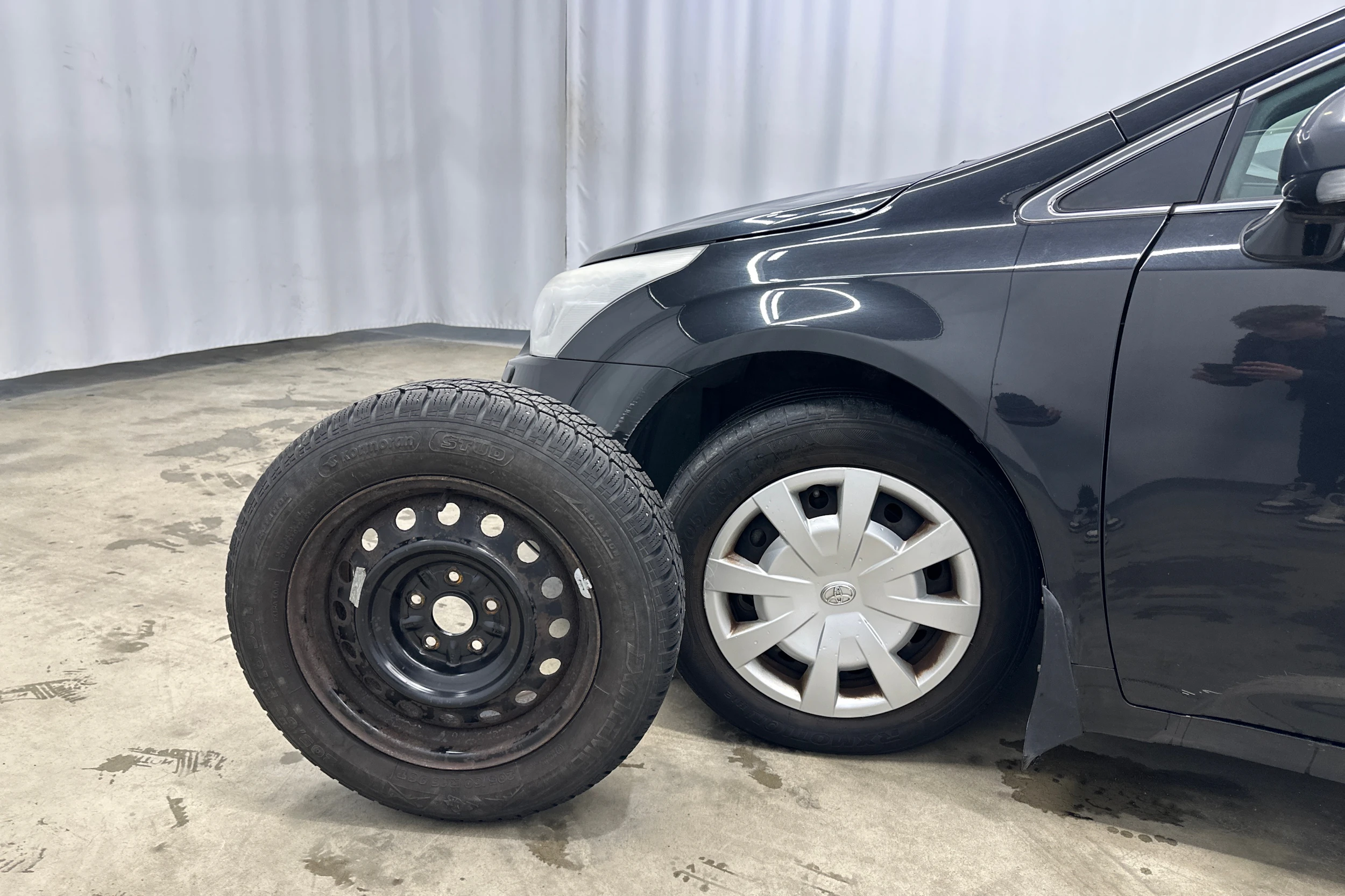 musta Toyota Avensis 2009 kuva 32.