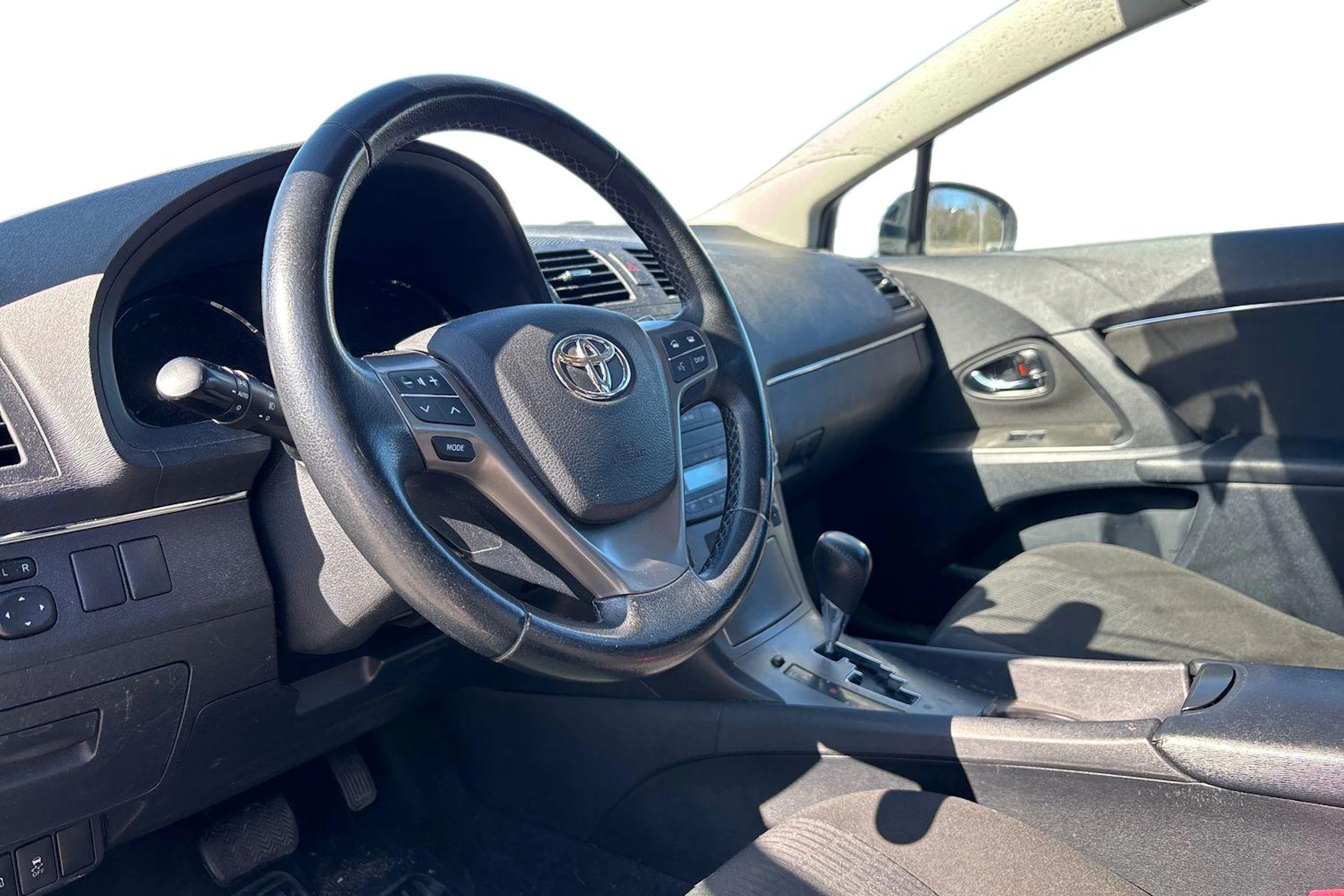 harmaa Toyota Avensis 2009 kuva 3.