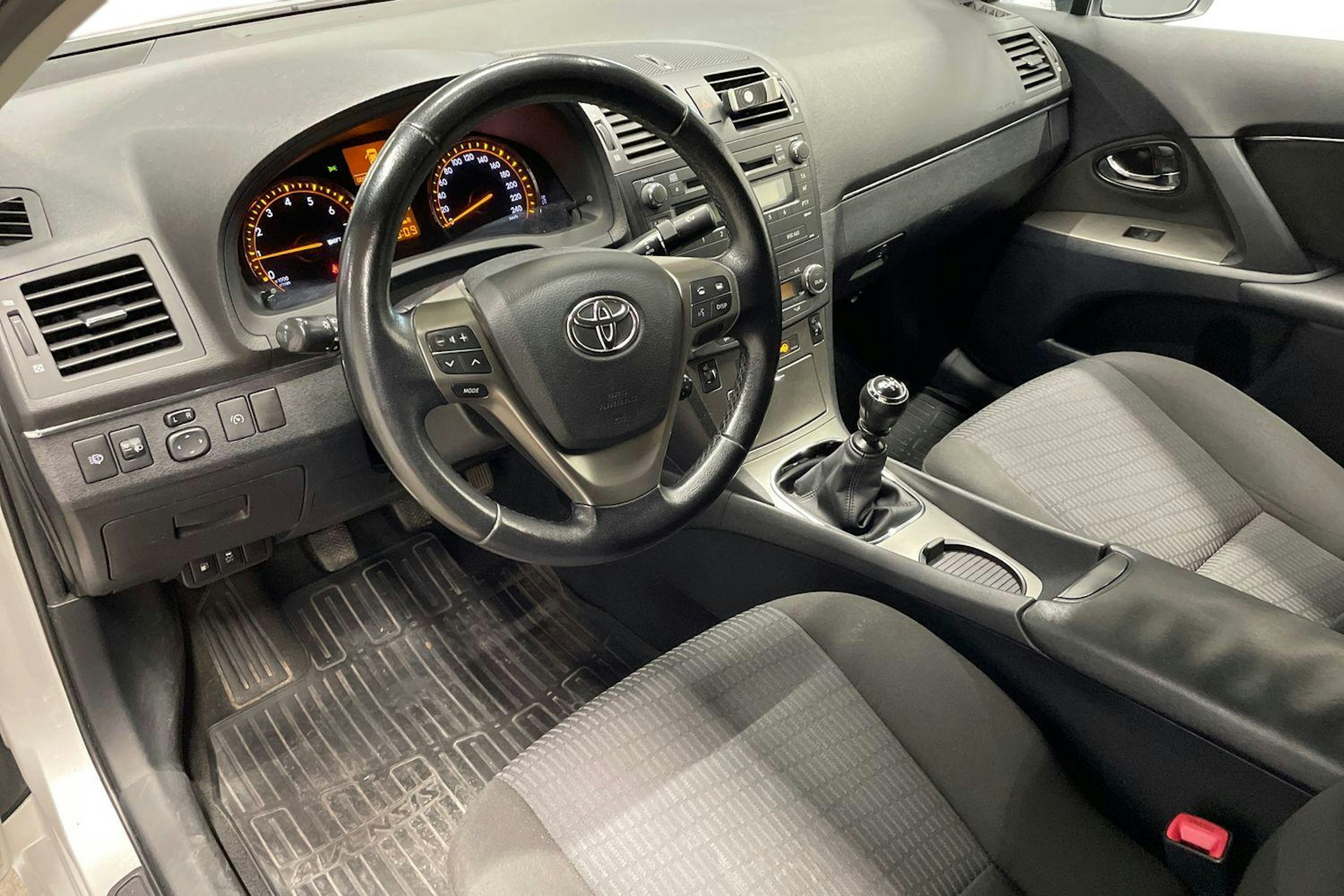 Hopea Toyota AVENSIS 2009 kuva 6.