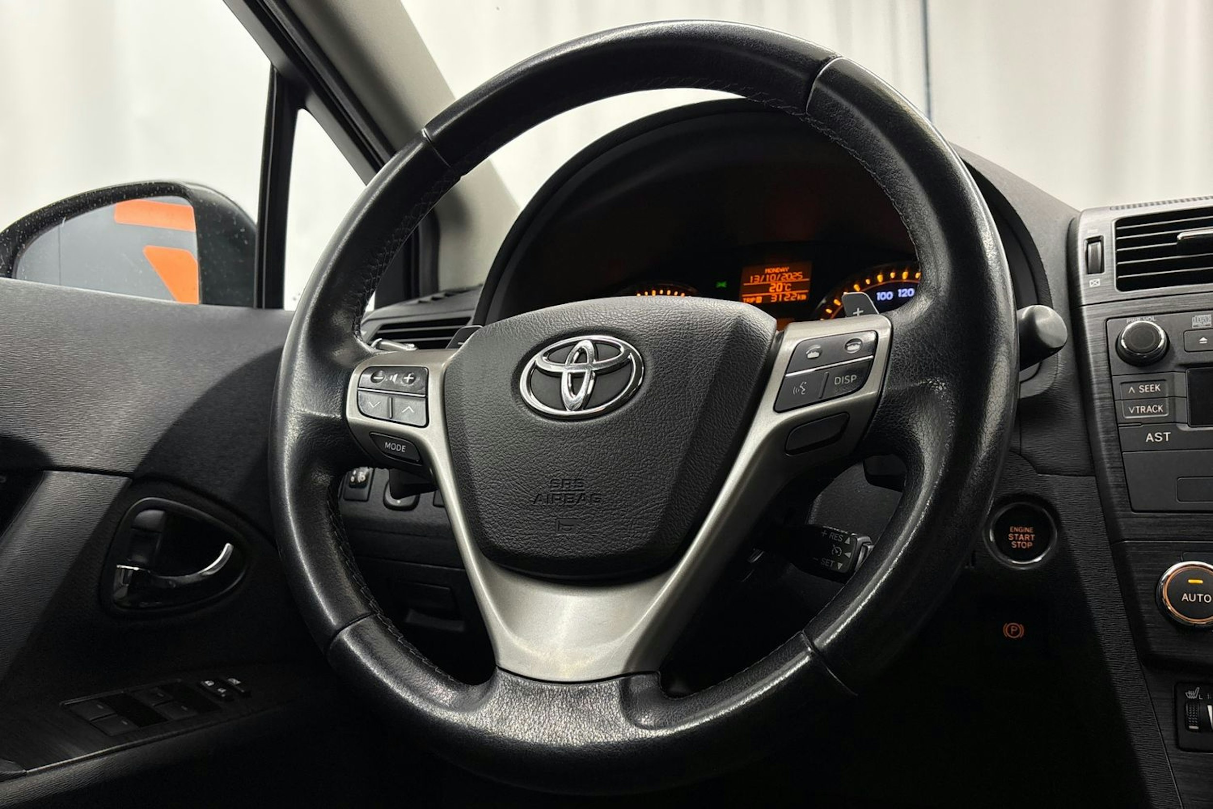 harmaa Toyota Avensis 2009 kuva 15.