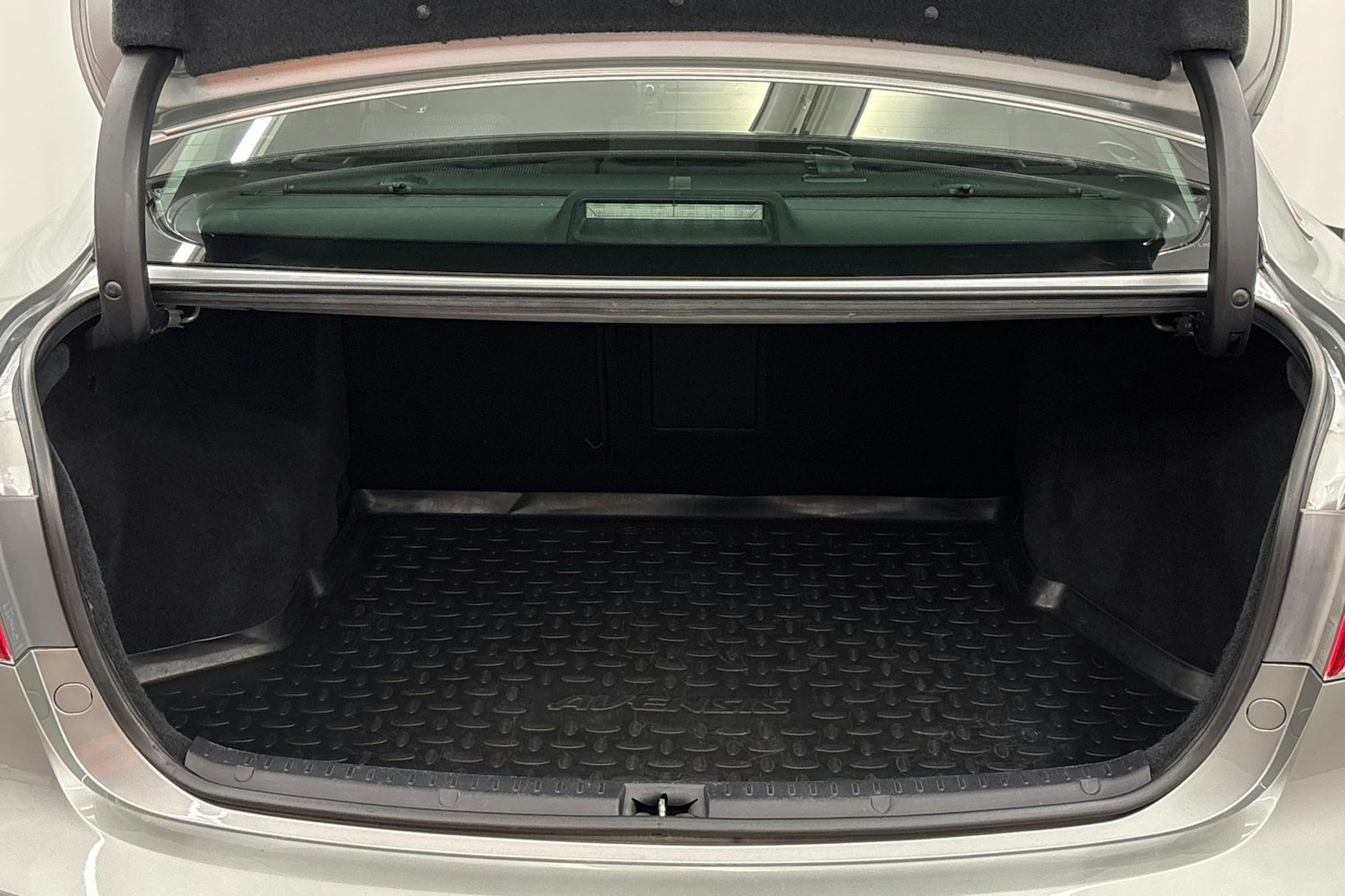 harmaa Toyota Avensis 2009 kuva 20.