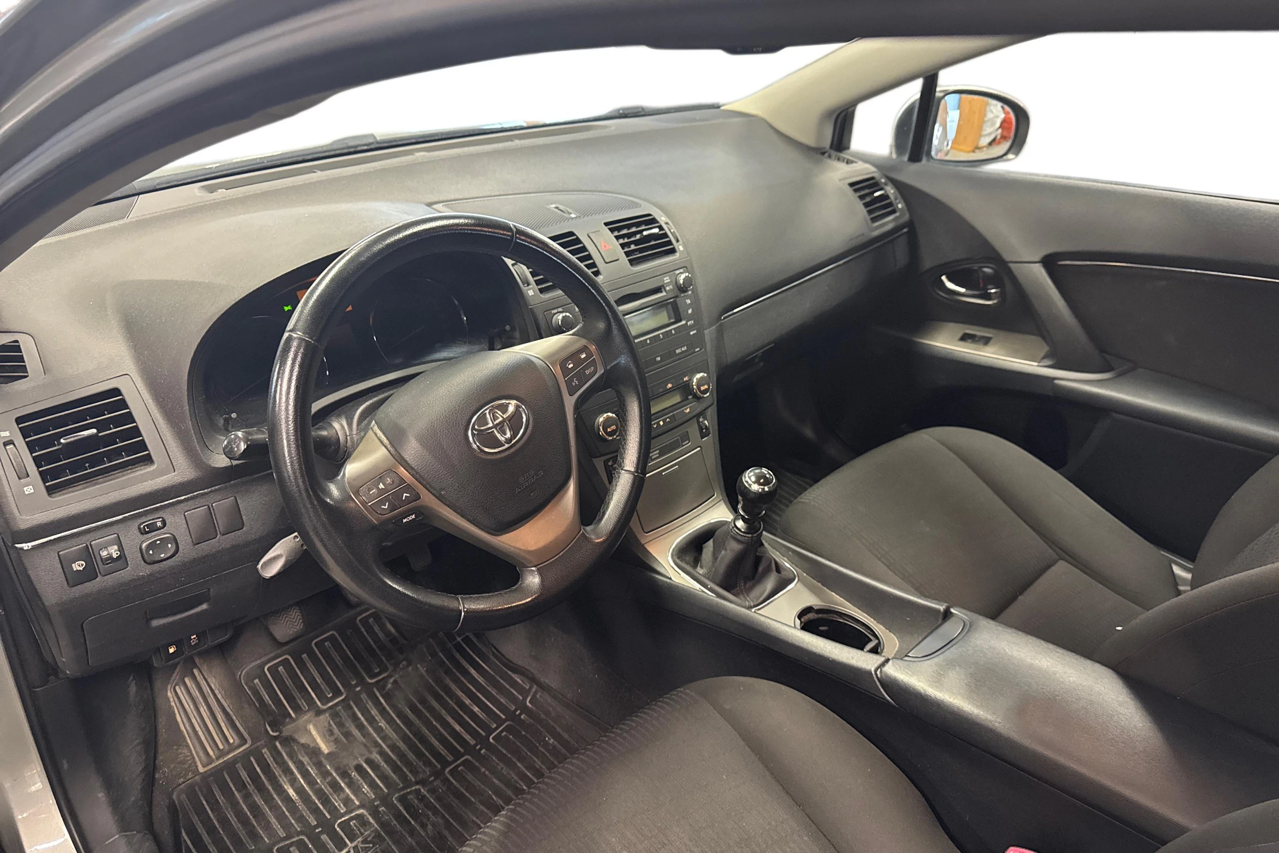 harmaa Toyota Avensis 2009 kuva 3.
