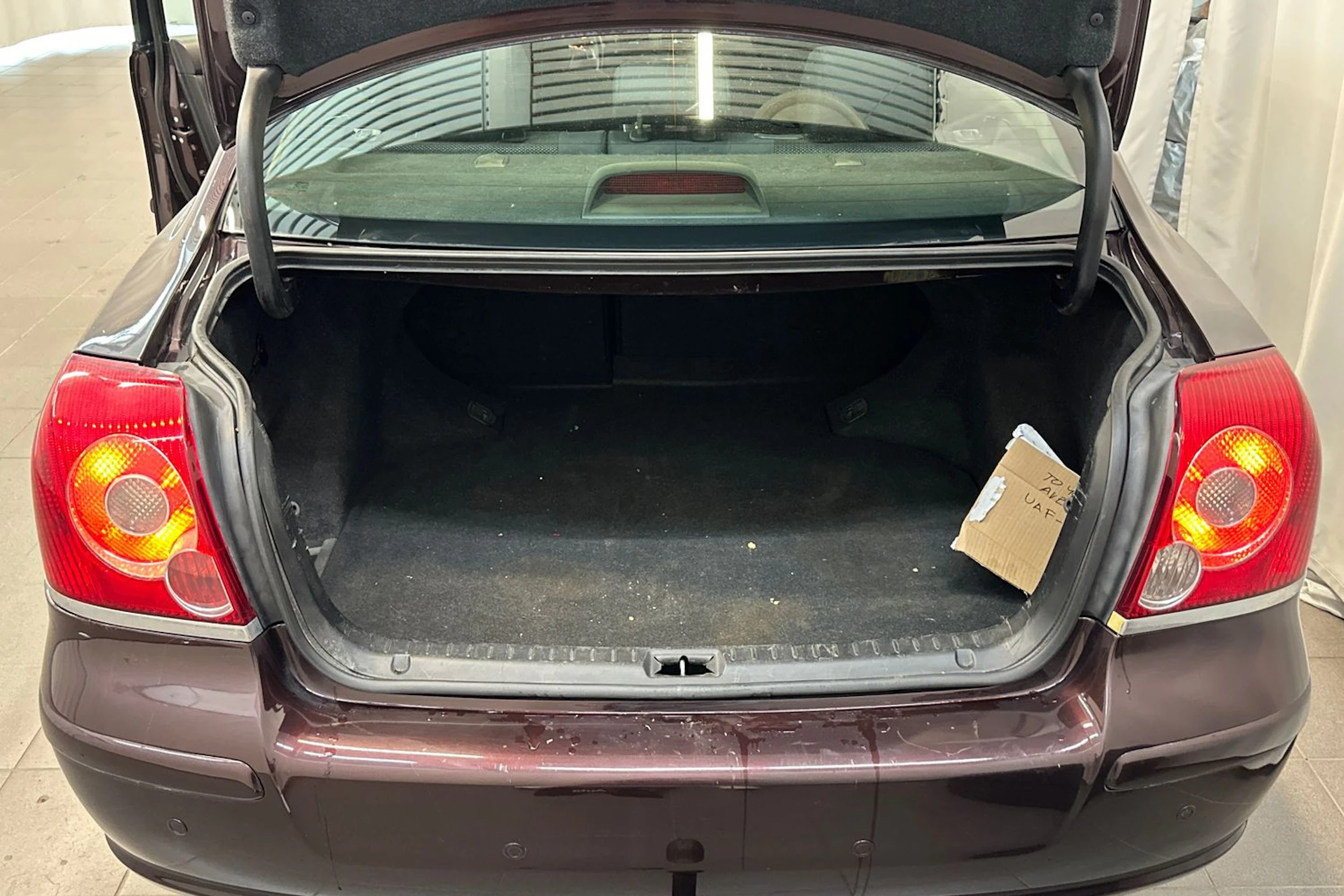 Punainen Toyota AVENSIS 2009 kuva 13.
