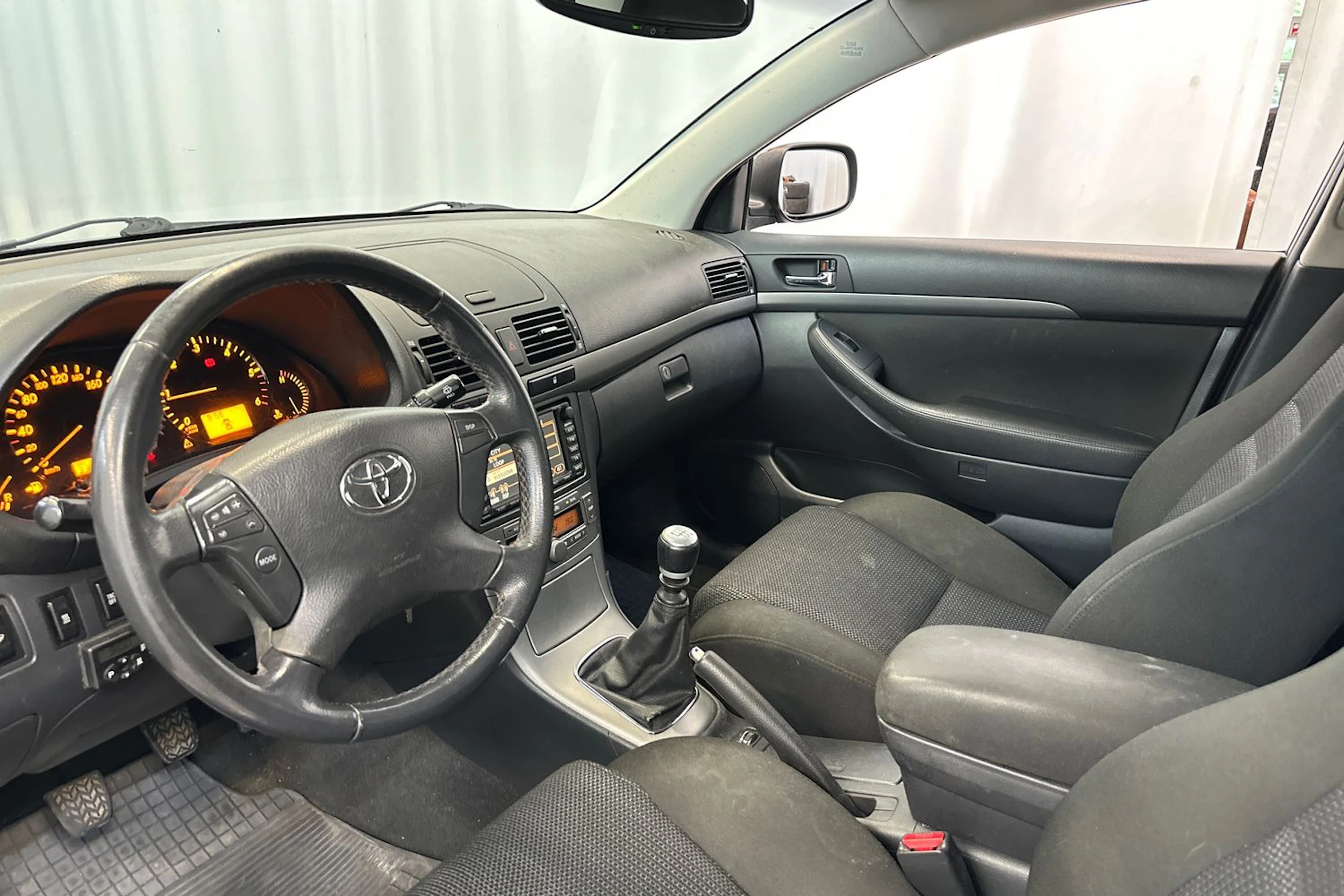 Punainen Toyota AVENSIS 2009 kuva 15.