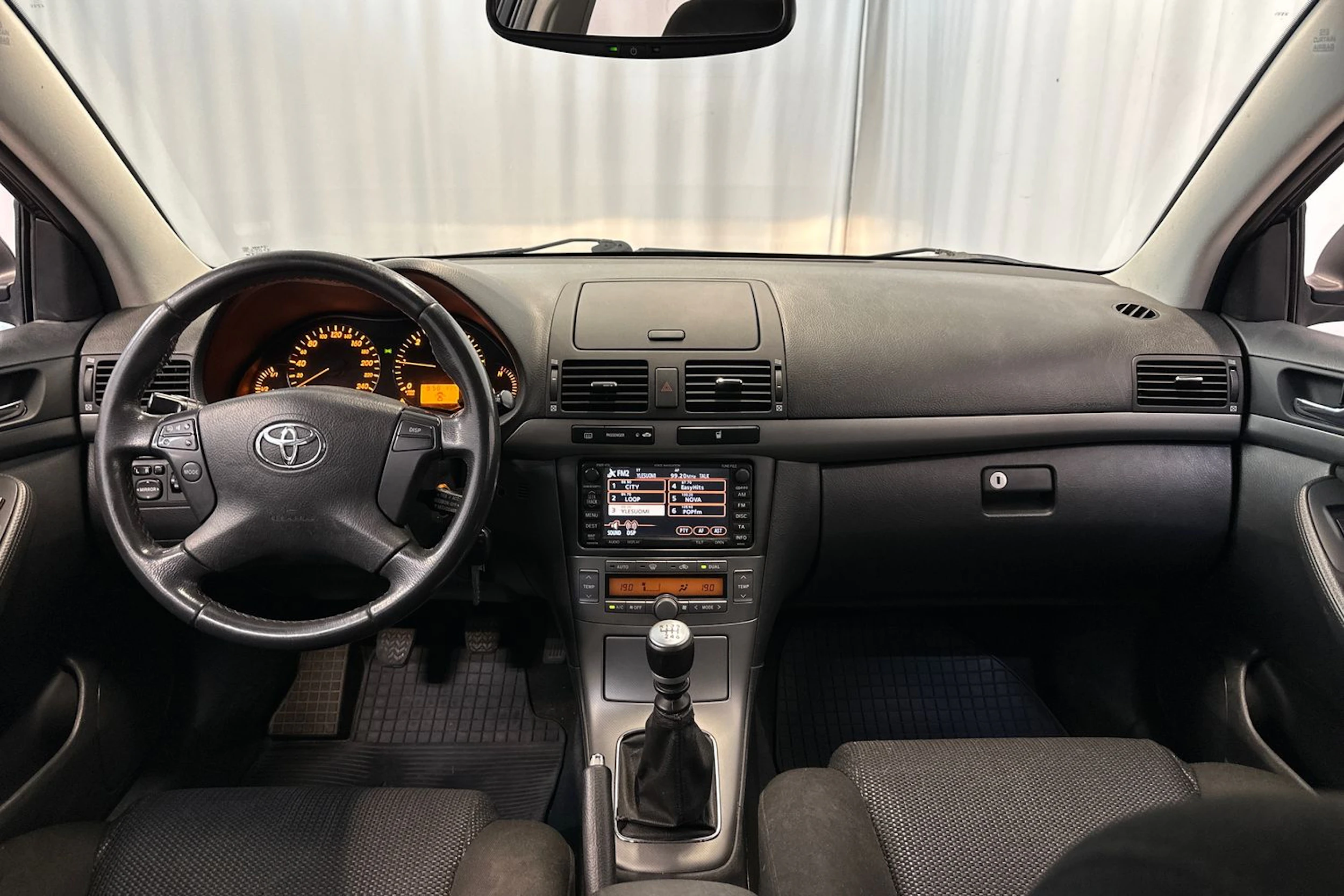 Punainen Toyota AVENSIS 2009 kuva 18.