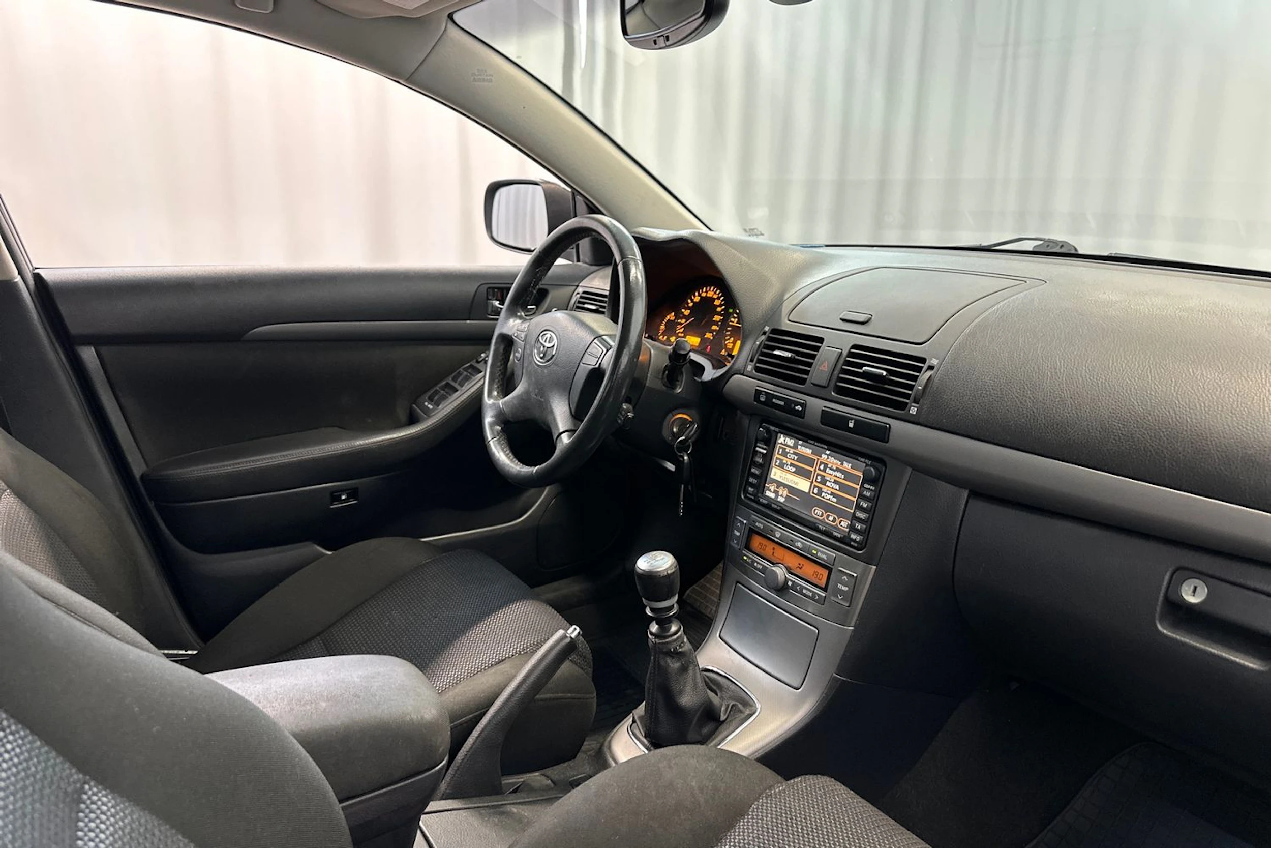 Punainen Toyota AVENSIS 2009 kuva 21.