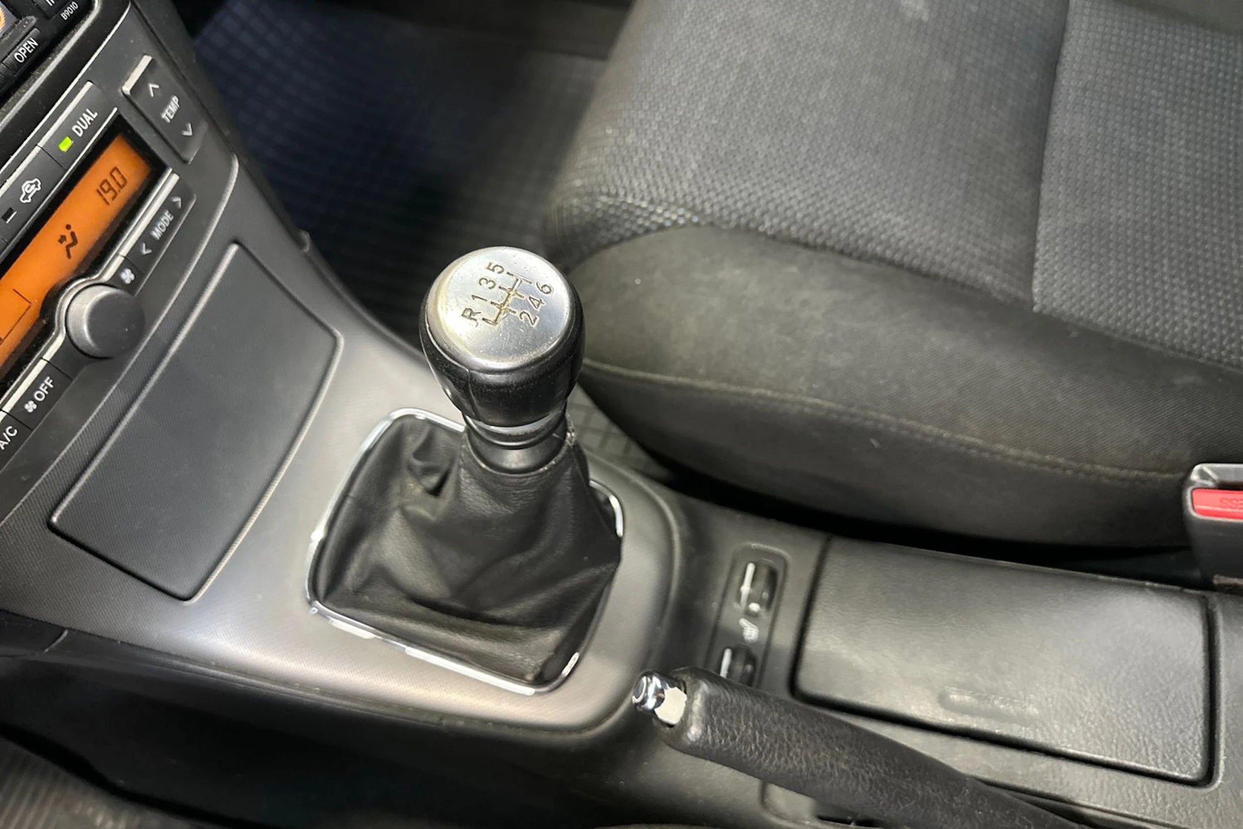 Punainen Toyota AVENSIS 2009 kuva 28.
