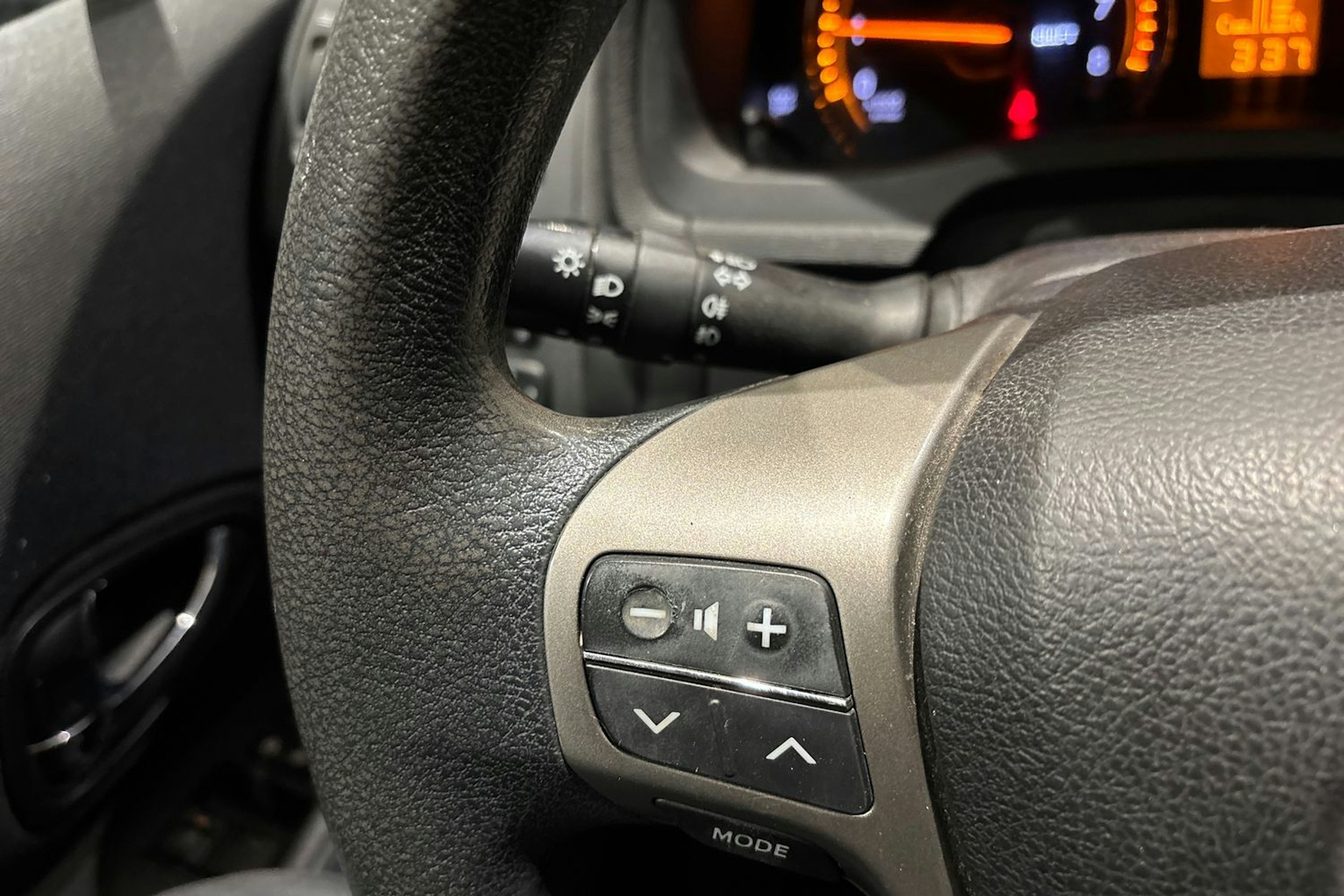 sininen Toyota Avensis 2010 kuva 17.