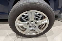 sininen Toyota Avensis 2010 kuva 21.