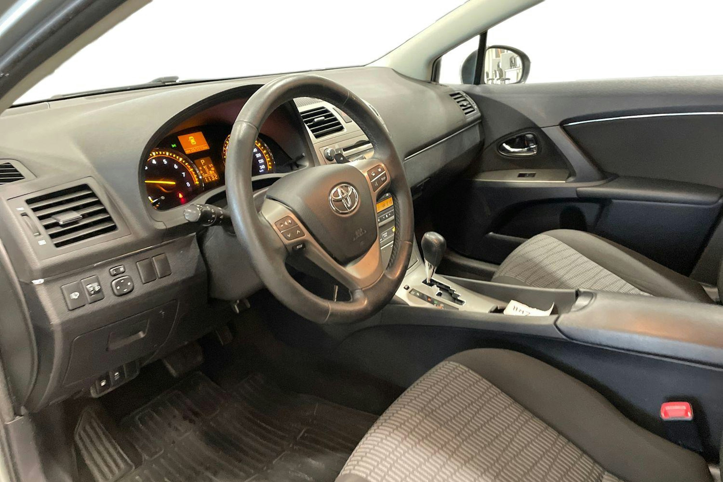 harmaa Toyota Avensis 2010 kuva 7.