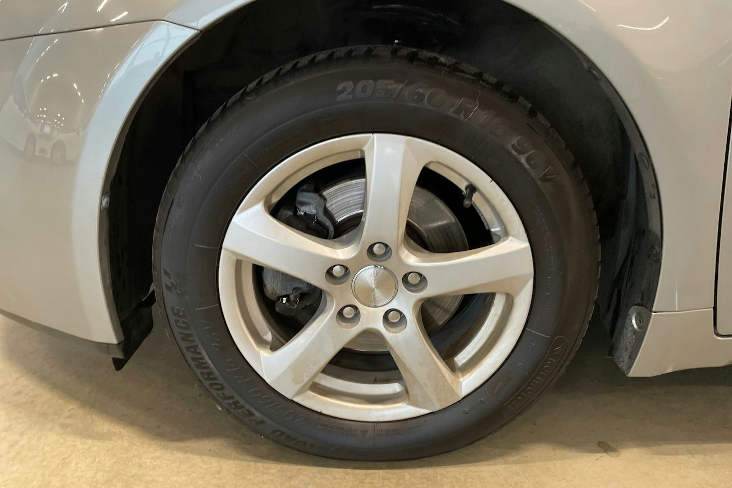 harmaa Toyota Avensis 2010 kuva 11.