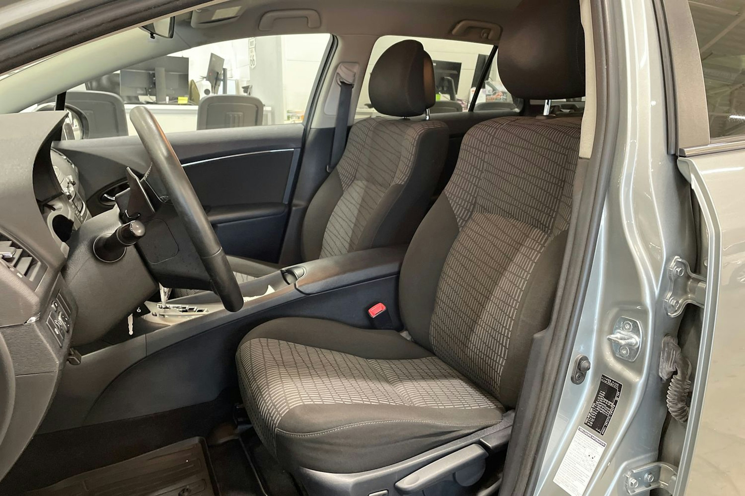 harmaa Toyota Avensis 2010 kuva 14.