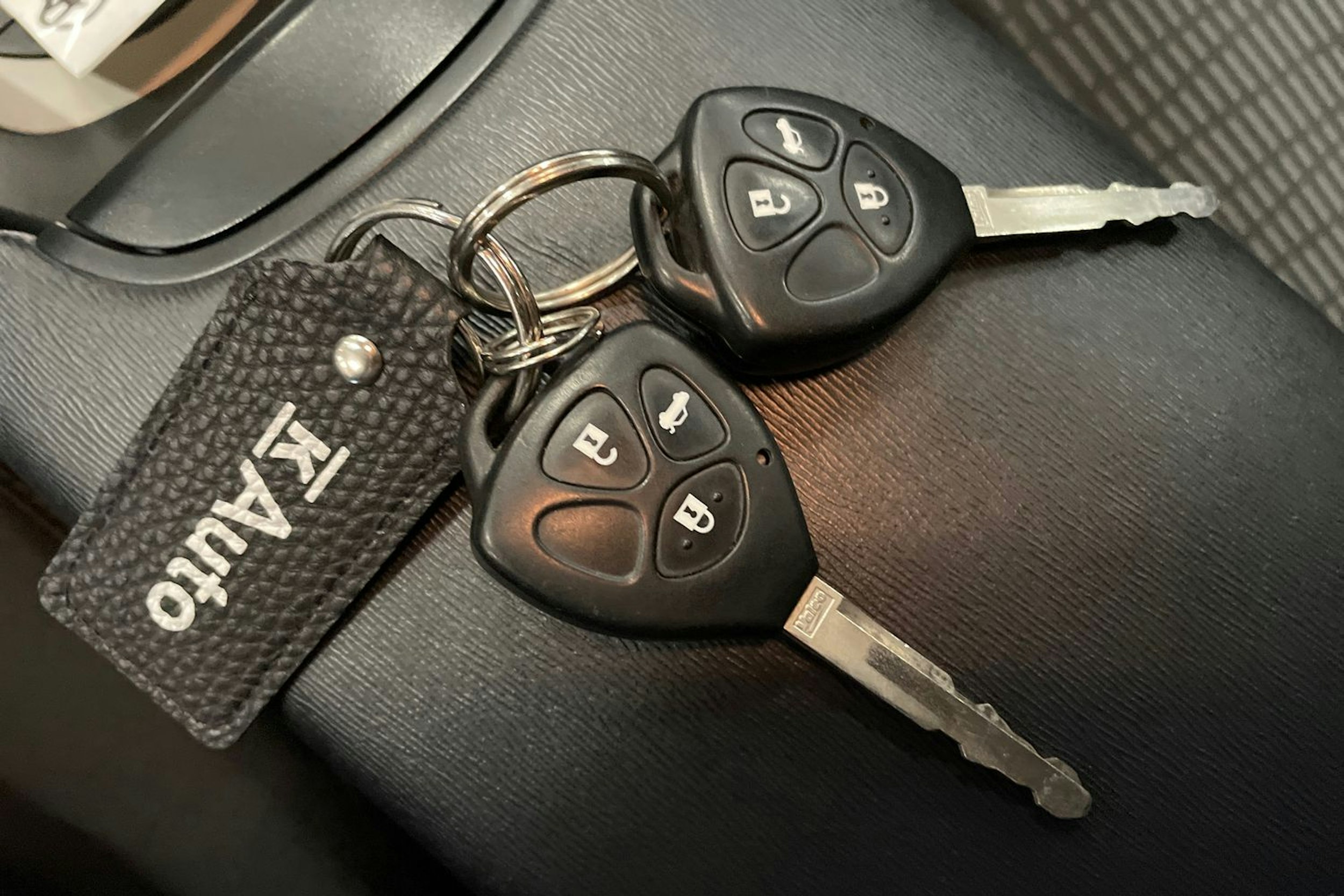 harmaa Toyota Avensis 2010 kuva 26.