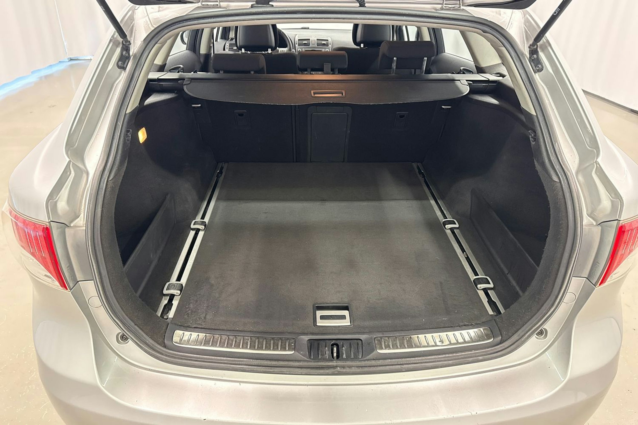 hopea Toyota Avensis 2010 kuva 14.