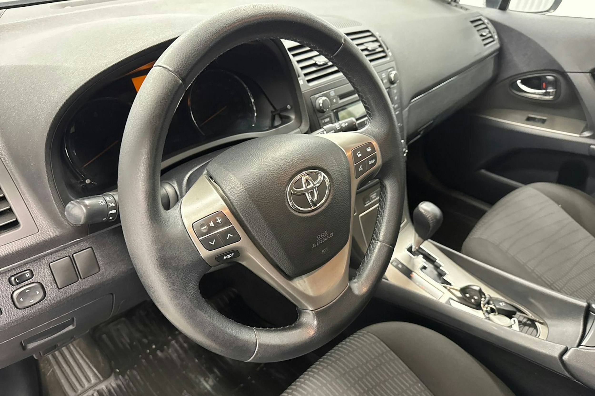 hopea Toyota Avensis 2010 kuva 17.