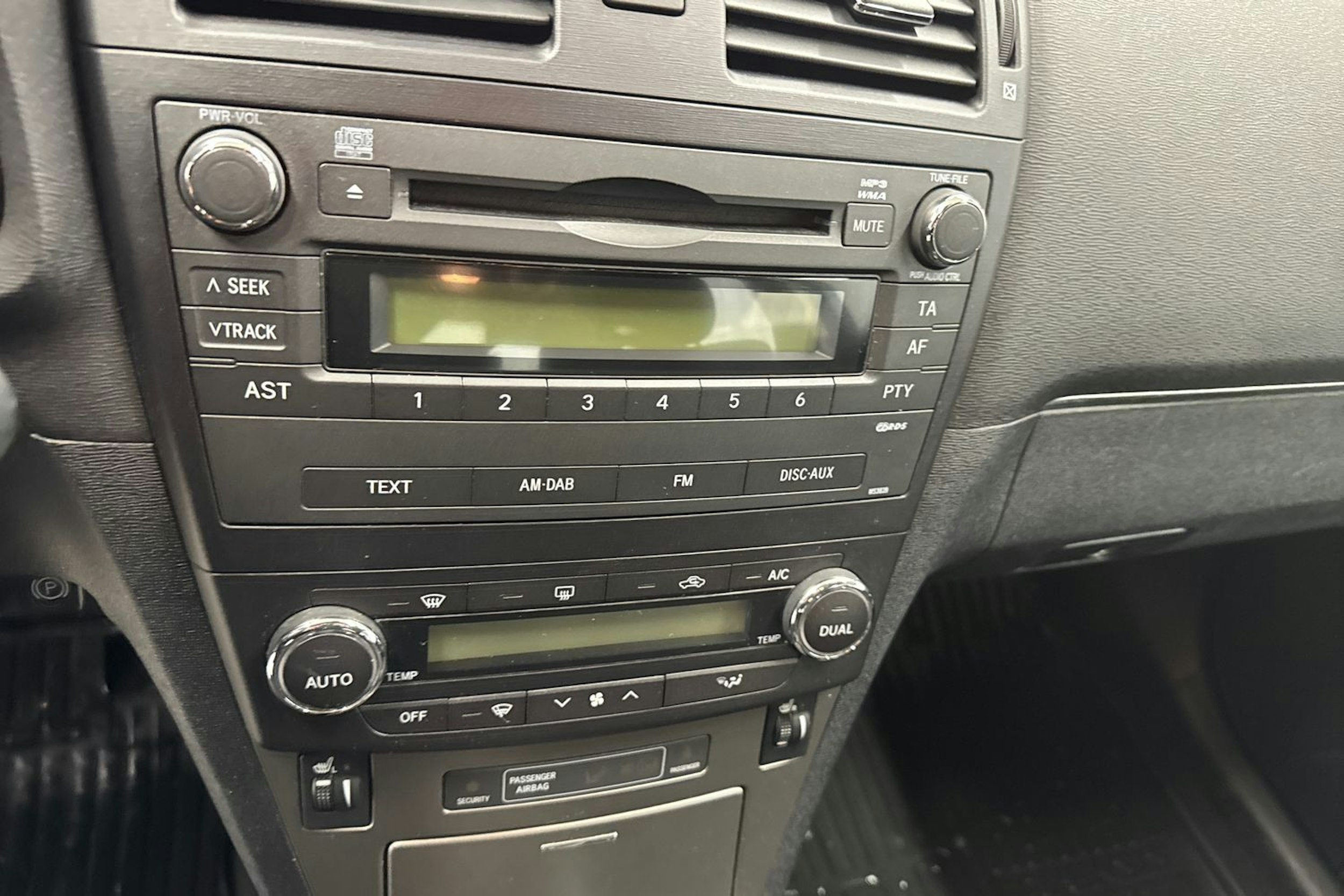 hopea Toyota Avensis 2010 kuva 18.