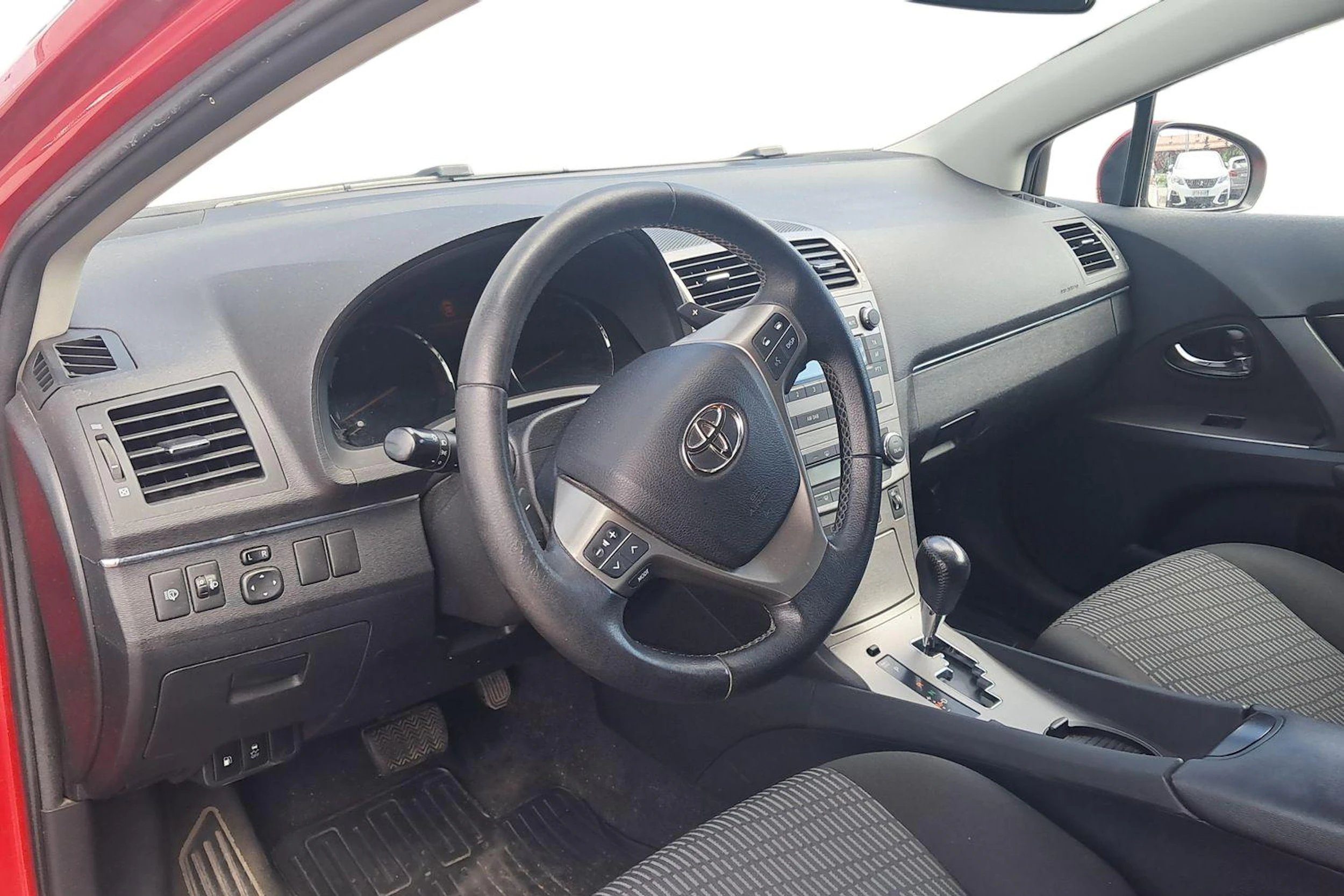 punainen Toyota Avensis 2011 kuva 3.