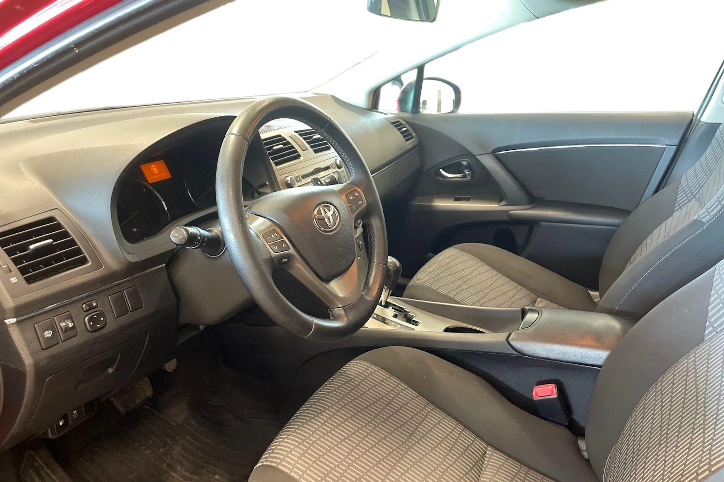 punainen Toyota Avensis 2011 kuva 6.