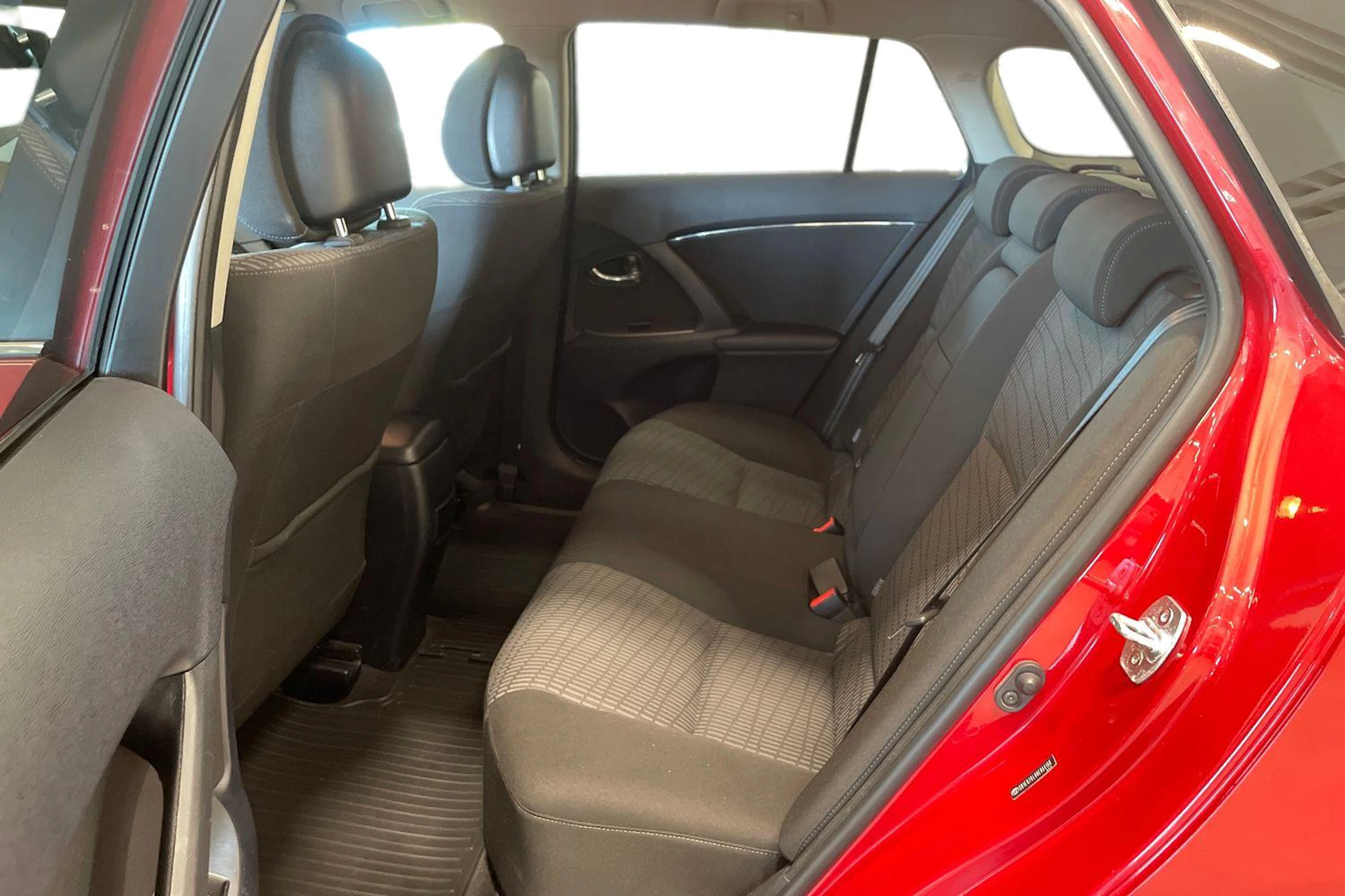 punainen Toyota Avensis 2011 kuva 8.