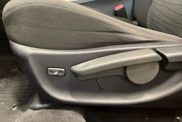 punainen Toyota Avensis 2011 kuva 12.