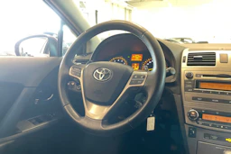 punainen Toyota Avensis 2011 kuva 13.