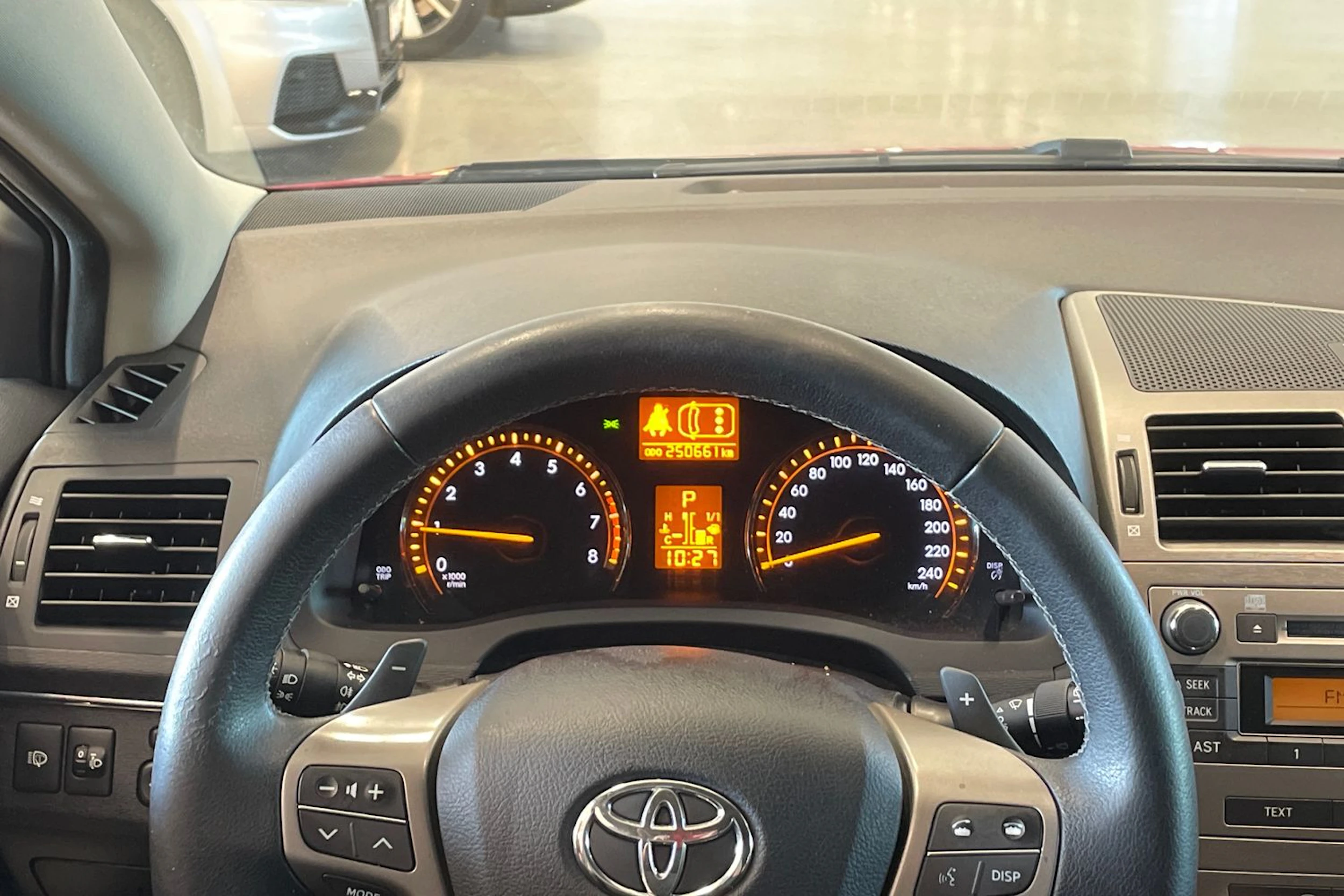punainen Toyota Avensis 2011 kuva 14.