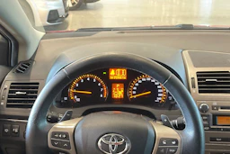 punainen Toyota Avensis 2011 kuva 14.