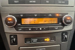 punainen Toyota Avensis 2011 kuva 21.