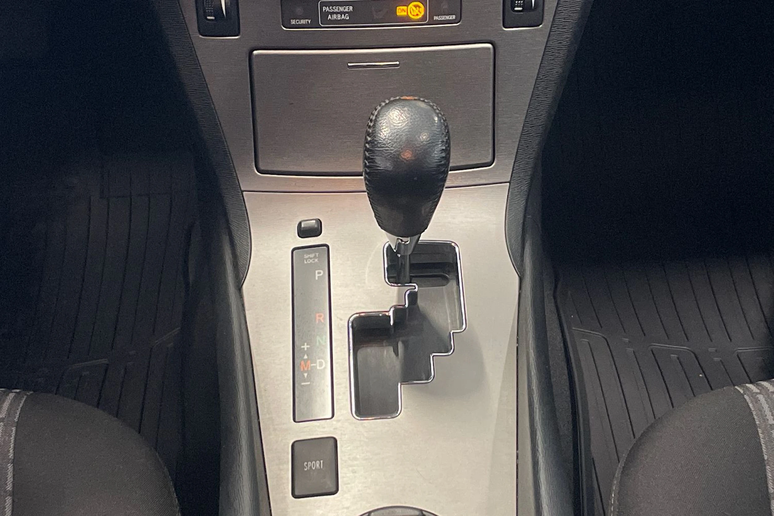 punainen Toyota Avensis 2011 kuva 22.