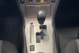 punainen Toyota Avensis 2011 kuva 22.
