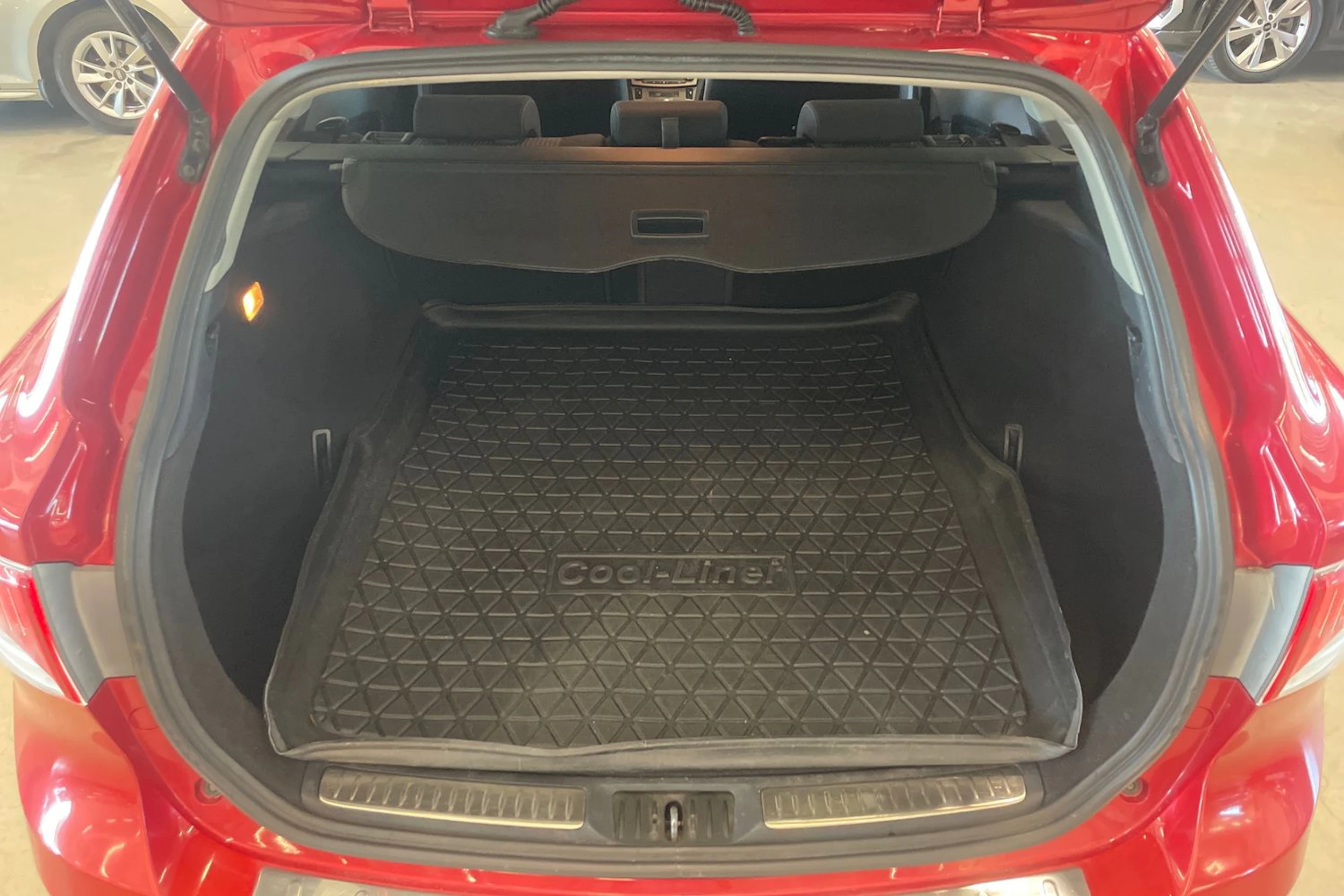 punainen Toyota Avensis 2011 kuva 24.