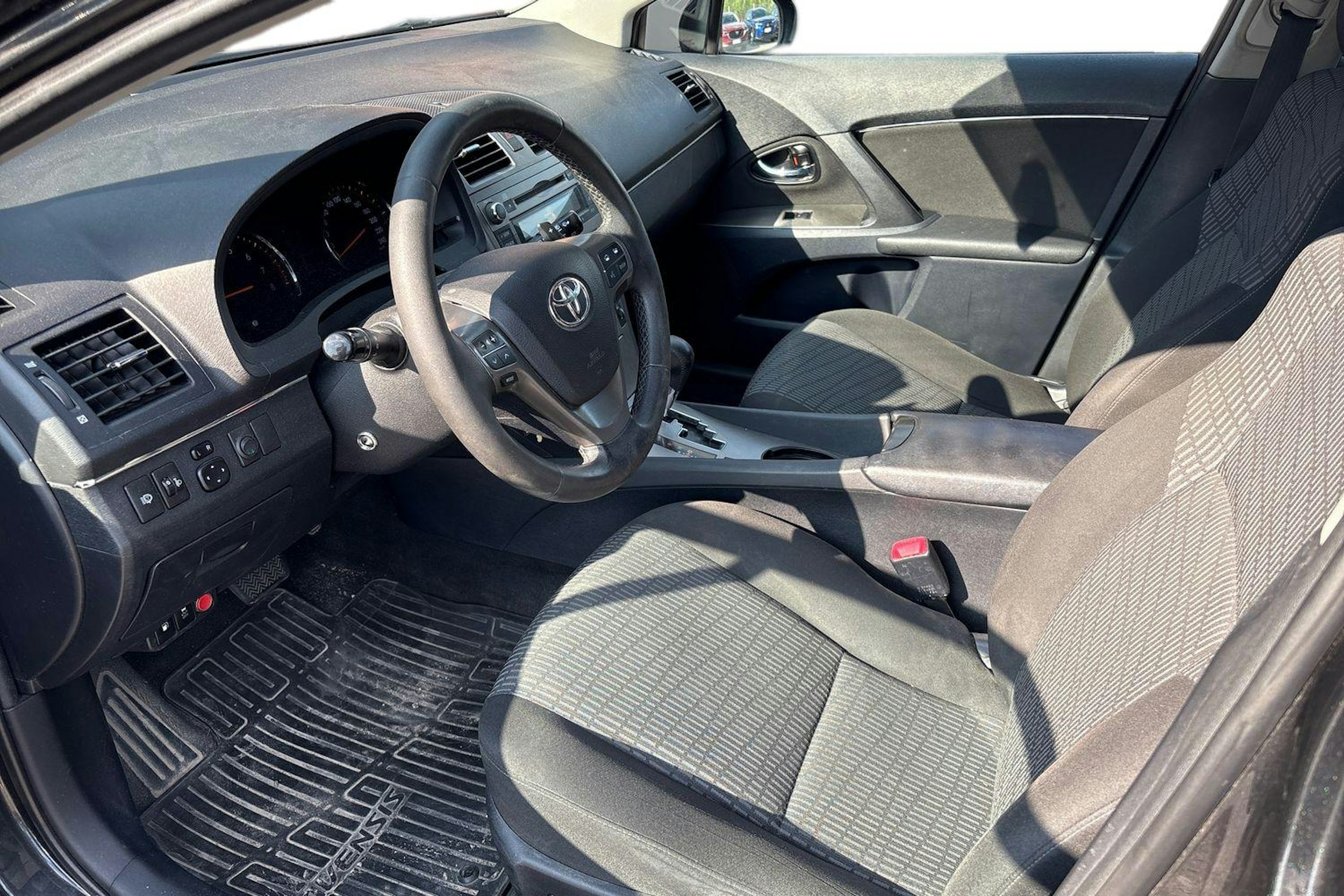musta Toyota Avensis 2011 kuva 3.
