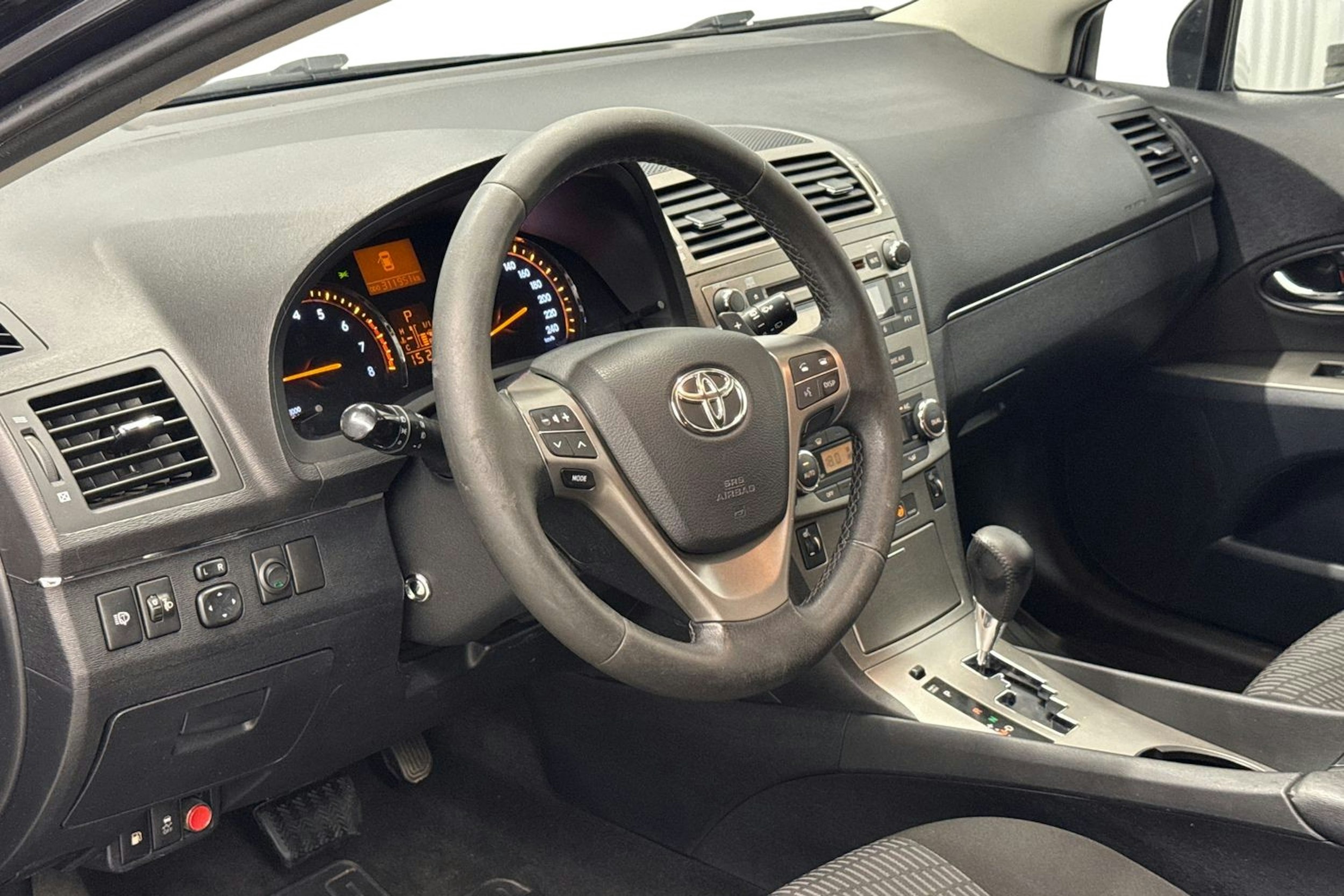 musta Toyota Avensis 2011 kuva 7.