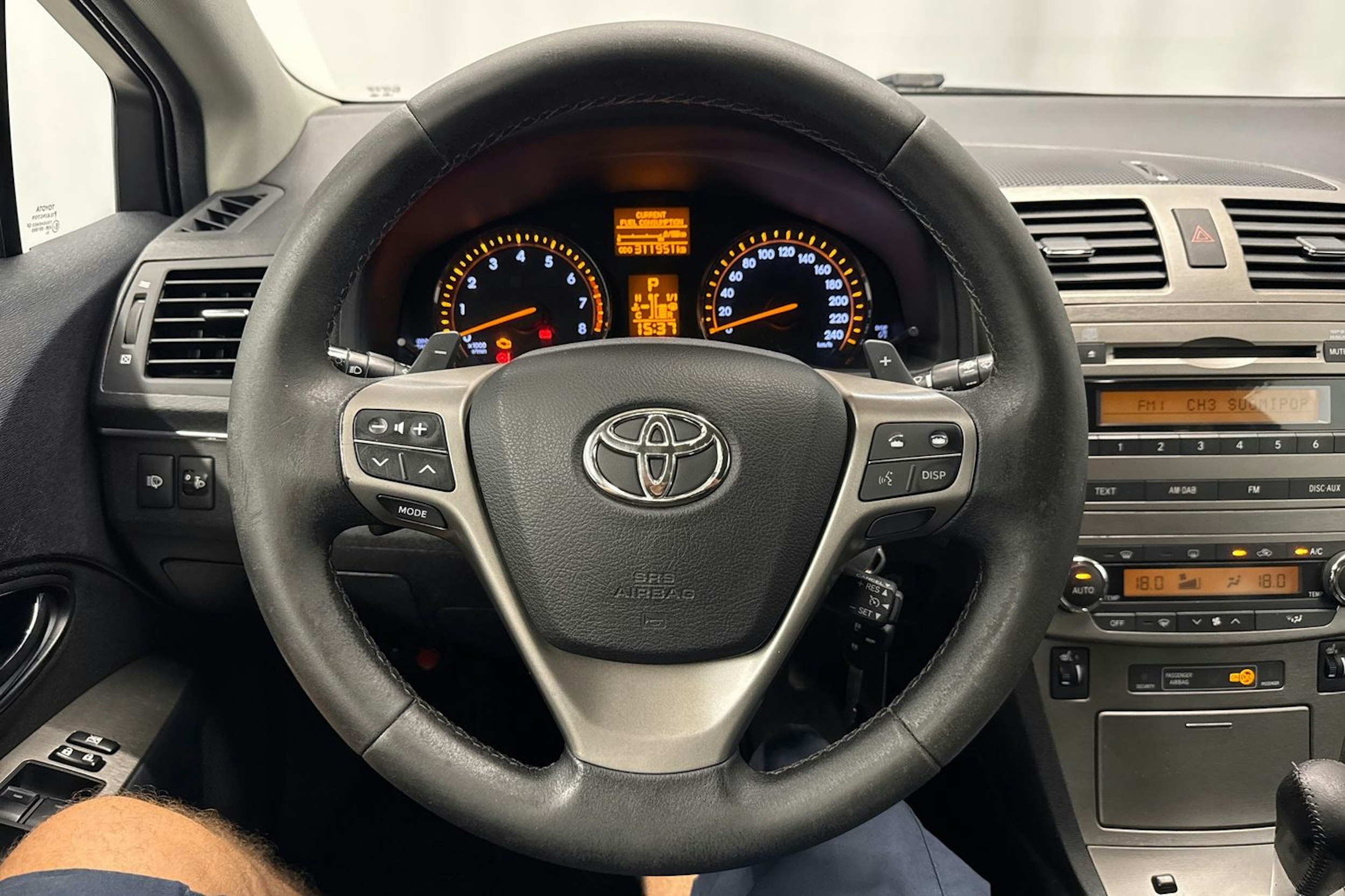 musta Toyota Avensis 2011 kuva 16.