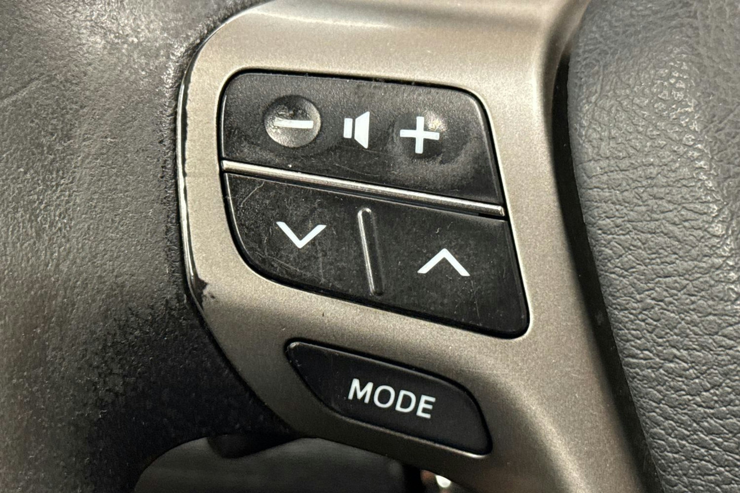 musta Toyota Avensis 2011 kuva 18.