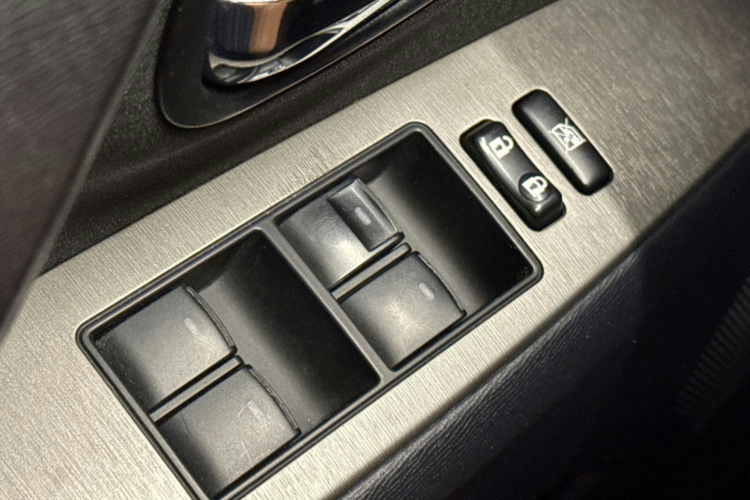 musta Toyota Avensis 2011 kuva 20.