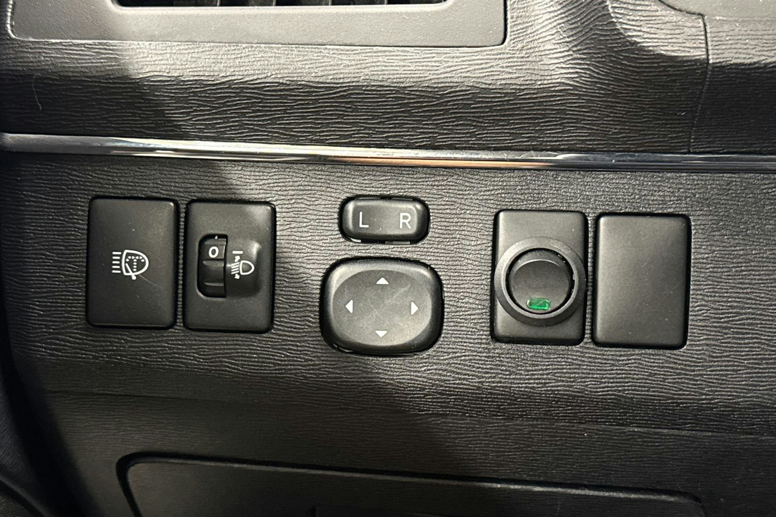 musta Toyota Avensis 2011 kuva 21.